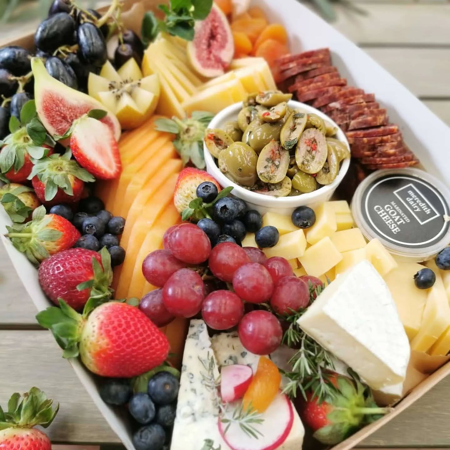 Christmas Graze Deliveries.
Edible gifting like no other
#grazingtablesandcheeseboards
#GrazingPlatter #grazecatering