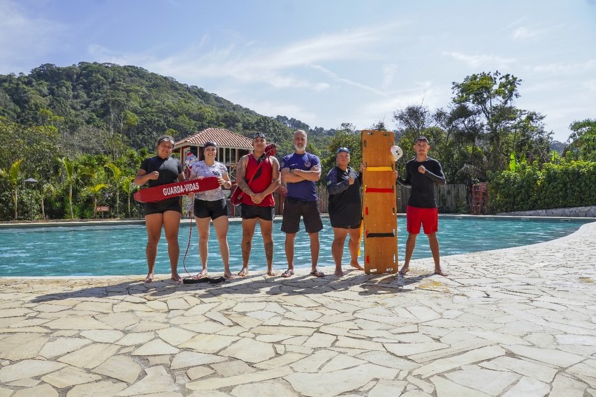 “Recordar é reviver momentos que ficarão para sempre em nossas memórias.” 🎥
Hoje é dia de #TBT e para relembrar, veja alguns lindos registros de uma parceria muito bacana com a @nroficial que tivemos o prazer de realizar o treinamento de Formação de Guarda Vidas para os Bombeiros Civis - NR Resort Acampamentos, no coração de Santo Antônio do Pinhal.🌲
Foi uma experiência incrível, onde compartilhamos ensinamentos e momentos que vão ficar pra sempre guardados. ❤️
Créditos 📸🎥: Equipe de audiovisual @nroficial 👏🏻
E ai, você também está preparado(a) para salvar vidas? Vamos juntos construir uma sociedade mais segura e consciente! 🤝🏻
⠀
Entre em contato conosco e venha conhecer um pouco mais dos nossos cursos e treinamentos! Garanta já a sua vaga!
Para maiores informações:
📞 (12) 98136-0655 (WhatsApp)
📬 contato@guardioesdofogo.com.br
🏠 www.guardioesdofogo.com.br
📍Rua Sebastião Humel, 412 - Centro - São José dos Campos/SP
⠀
C.O.T.E - Guardiões do Fogo,
“Lutando pela sua vida e seu futuro.”
#GuardaVidas #Treinamentos #Profissões #SãoJosédosCampos #ValeDoParaíba