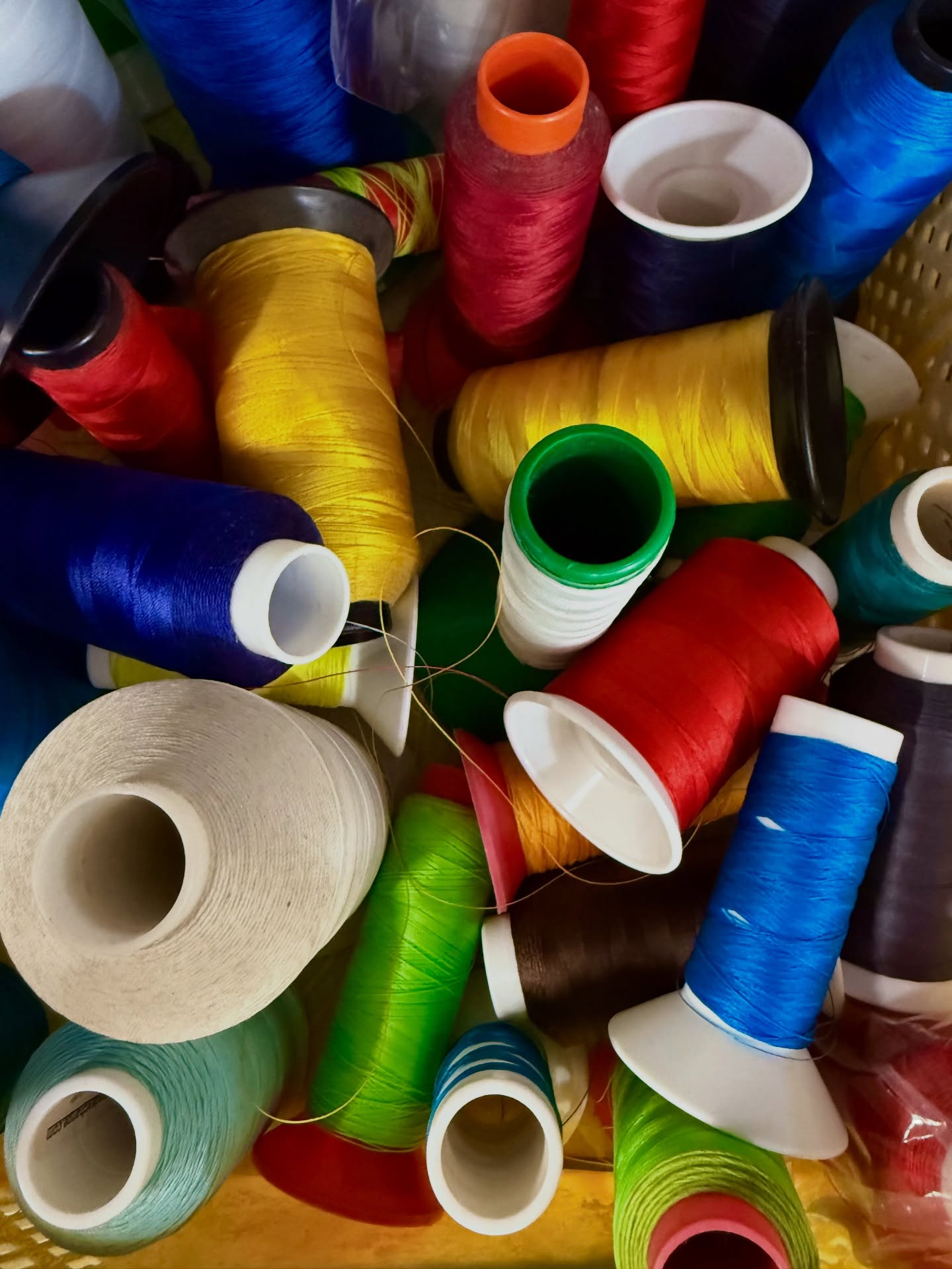 There is color inspo in every corner of the W Sailbag studio!
If you didn’t know, our studio is located on Hope Town! We manufacture every unique bag ourselves from start to finish. Our team of sewers work hard to stock the shelves of our multiple locations.