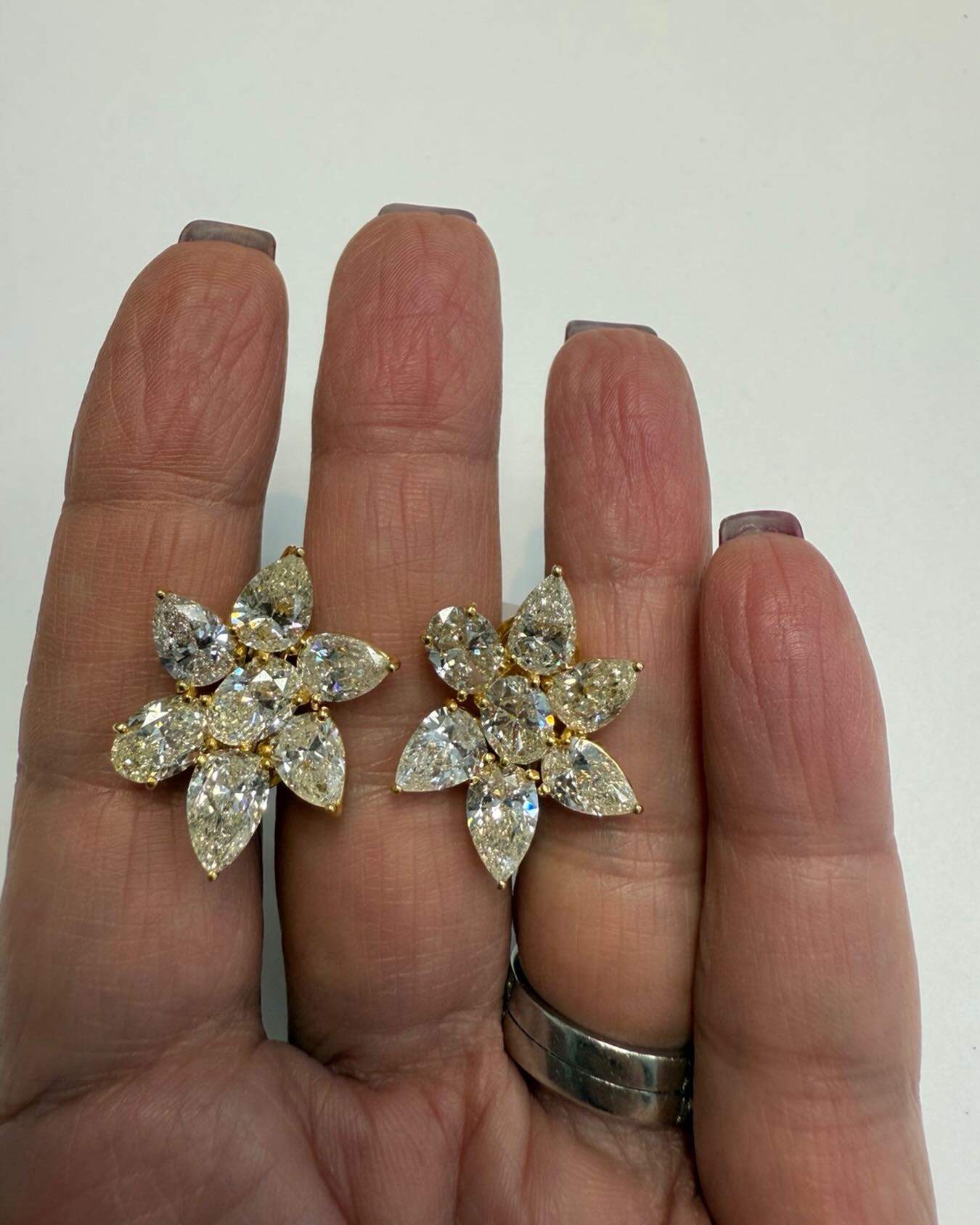 Turn heads in full bloom🌼🔥These statement flower earrings are adorned with pear and oval shaped yellow diamonds-bold, bright, and impossible to ignore. #yellowdiamonds #finejewellery #virelpost #artbasel #miamibeach #instajewelry #conciergejeweler #bespokejewellery #alperjewelry