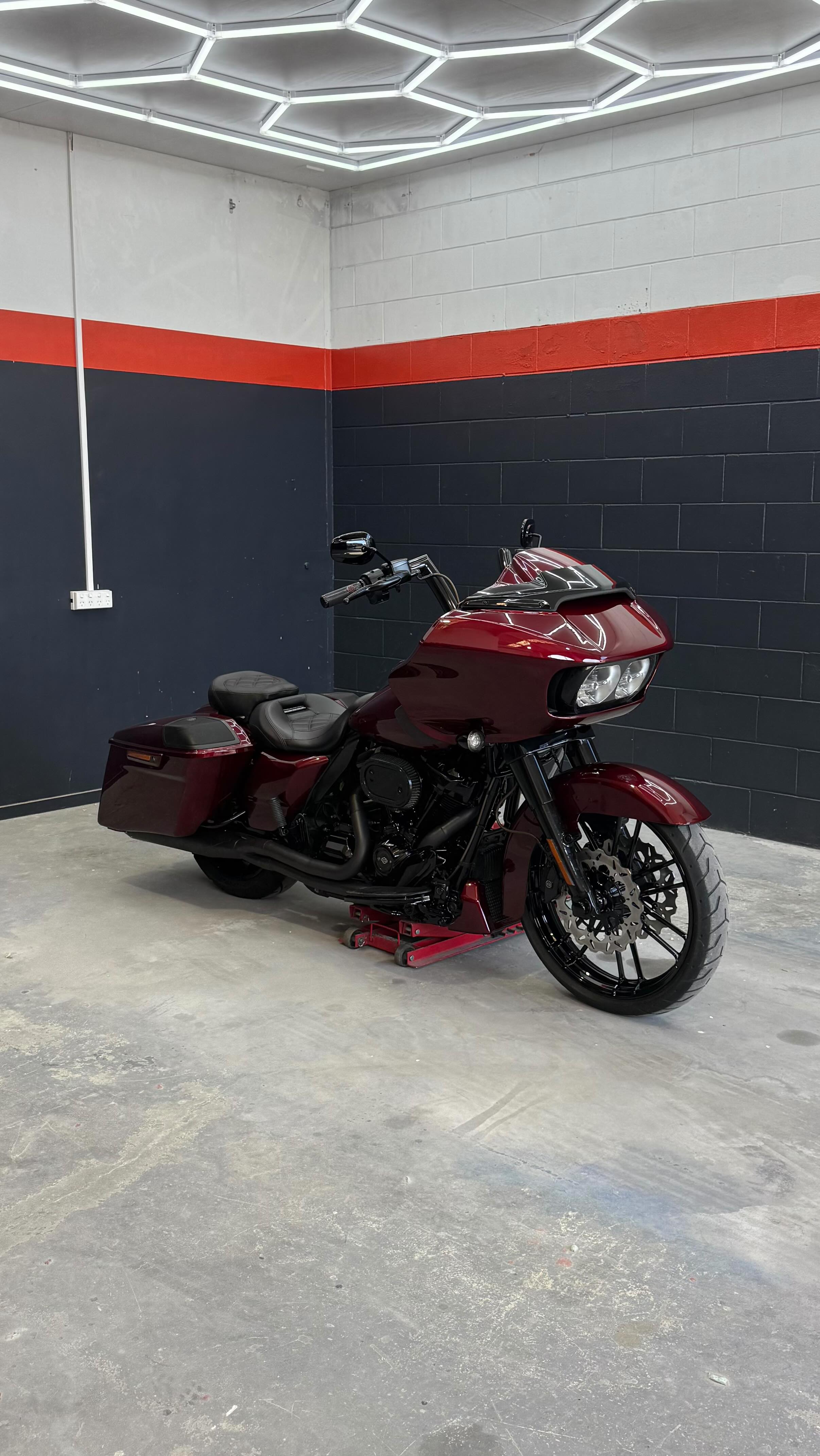 🍭 Freshly painted Custom Candy Red Harley CVO Bagger dripped out wearing some new accessories.
Galfer Floating Rotors ✅
Sawicki 2in1 Exhaust ✅
Hammerdown 2XL 14” Apes ✅
Full Service ✅
WOF ✅
Diagnose & Repair Sounds ✅
Custom Candy Paint ✅
Black Wheels ✅
Blackout Accents ✅
Bought parts at;
@actionsportsdirectnz
@hammerdown_bars
@keywestbolts
Bike service, Wof & repairs done at;
@southmade_motorcycles
Ngā Mihi 🤝