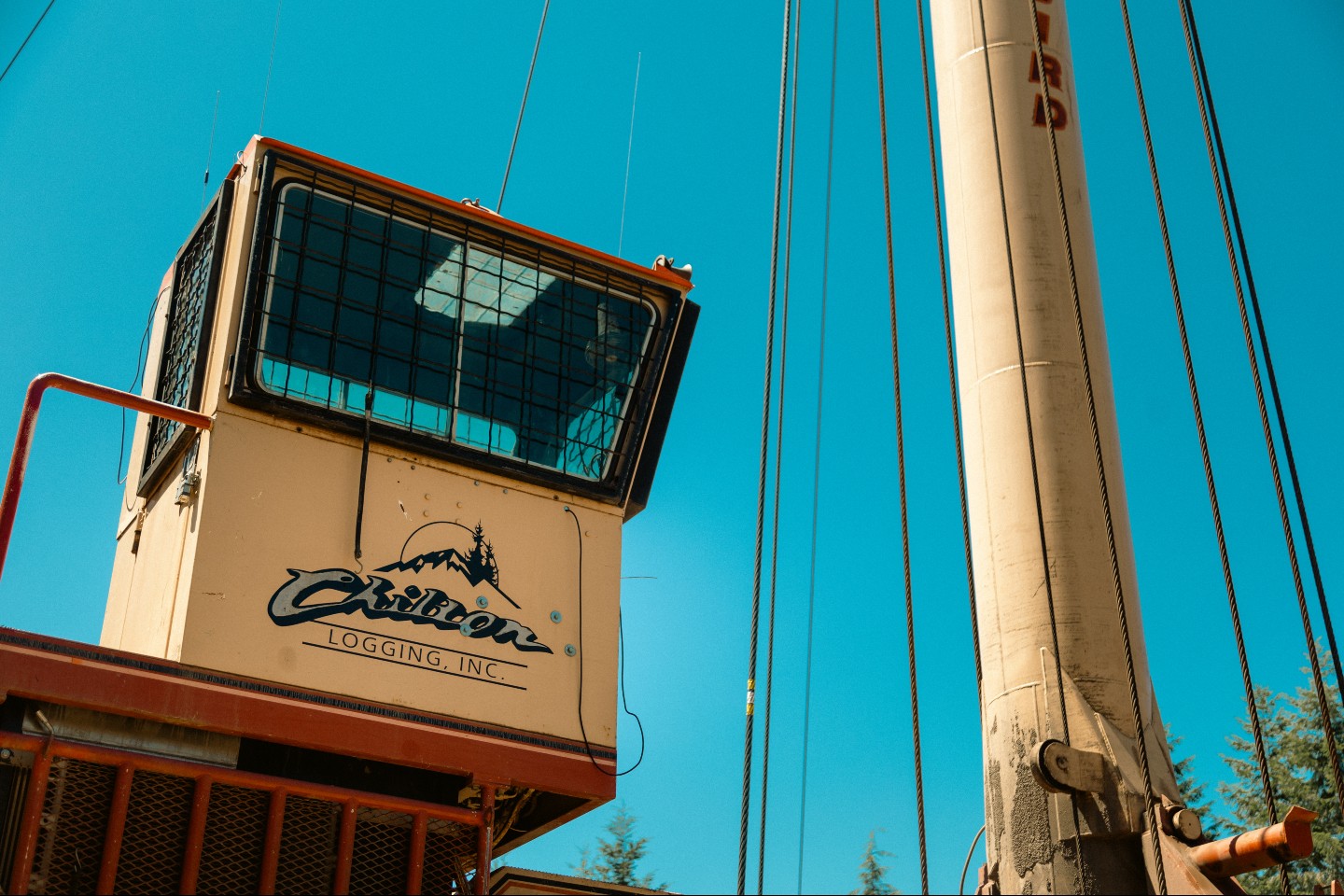Caught the š¦ in the wild.
Thereās nothing quite like seeing our Thunderbird in actionābuilt for serious work in steep terrain.
Itās just another day in the woods for the crew, but we never get tired of watching these machines move timber like itās nothing.
šPNW logging, family-run and field-proven.
#ChiltonLogging #PNWLogging #LoggingLife #Thunderbird