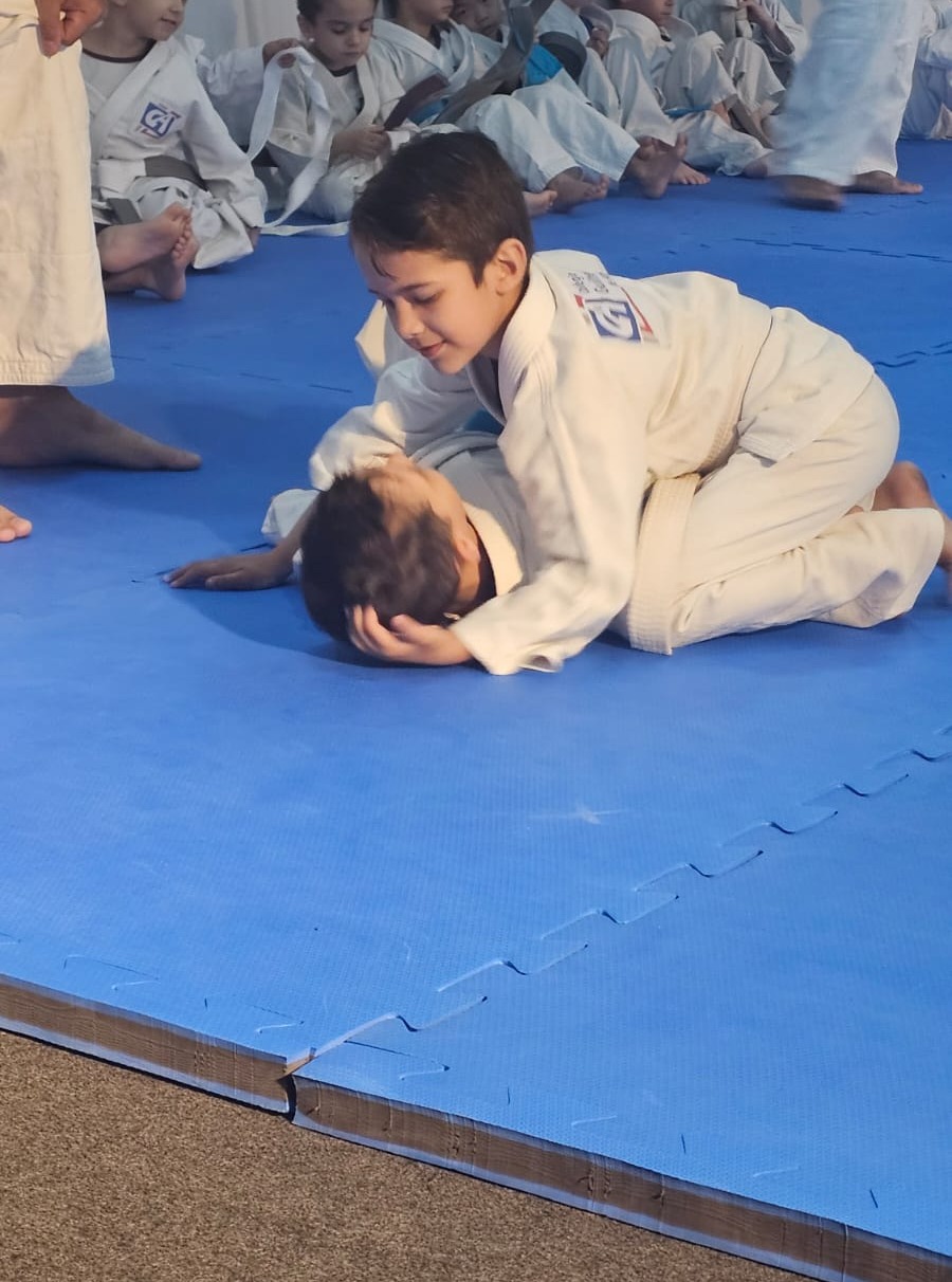 Mostra de Judô – Disciplina, respeito e superação
A Mostra de Judô foi marcada por demonstrações de técnica, concentração e espírito esportivo!
Nossos alunos mostraram no tatame tudo o que vêm aprendendo: disciplina, respeito, foco e trabalho em equipe — valores que vão muito além do esporte.
Parabéns a todos os judocas pela excelente apresentação!
Agradecemos às famílias pela parceria de sempre e ao professor/sensei @senseivinicius pela dedicação na formação esportiva e no desenvolvimento pessoal de cada aluno.
Foi uma tarde de muito orgulho para todos nós! 🥋
#somosga #angloalante
#colegioguilhermedealmeida
#mostradejudô