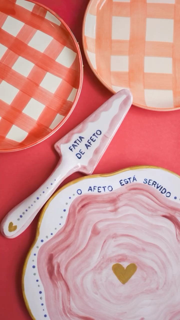 Bom dia com nossos pratos de servir bem coloridos e pintados a mão ✨♥️🍒🍓🖌️🎨