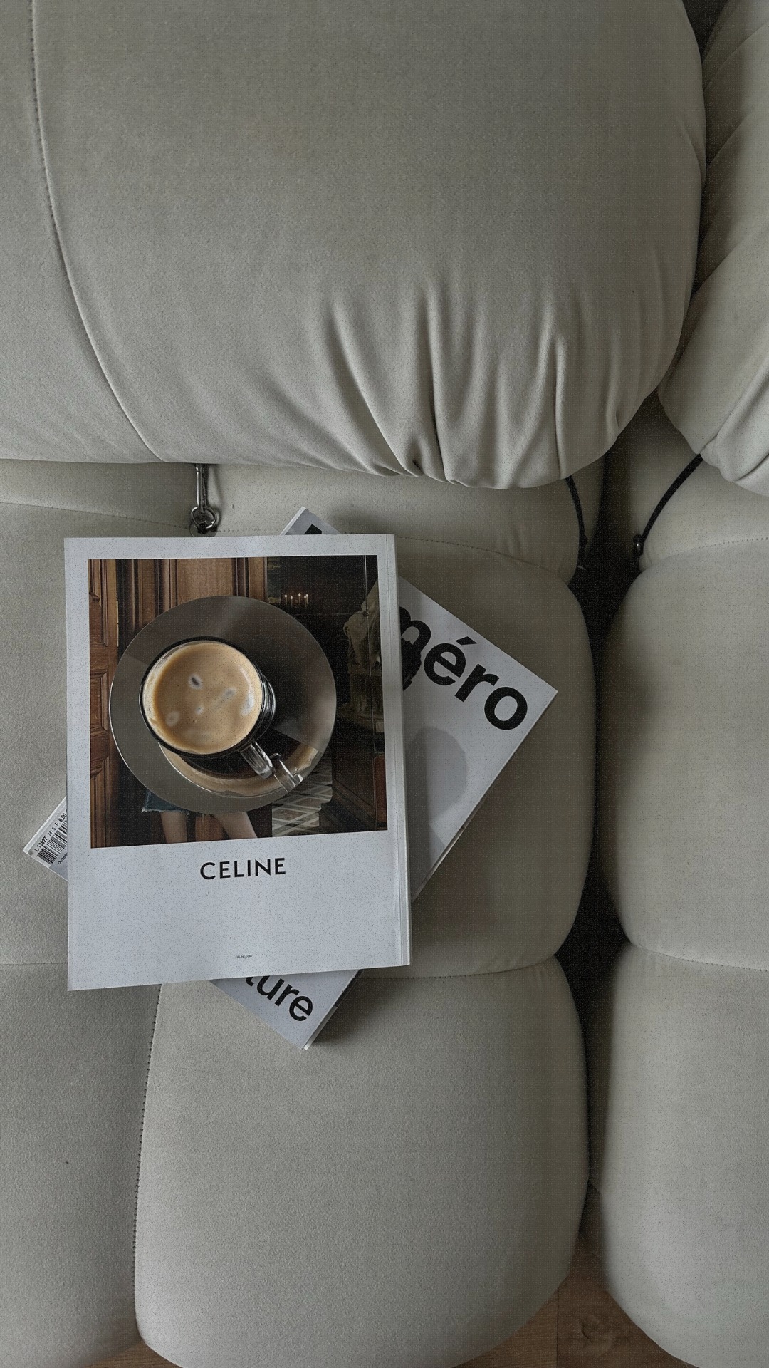 Staan beide op punt?
Want net die twee — zichtbaarheid en geloofwaardigheid — moeten op elkaar afgestemd zijn om uw merk te dragen.
club content is er voor ondernemers die weten wie ze zijn, maar het nog niet helemaal terugzien in hun communicatie, stijl of identiteit.
Geen agency. Geen standaard aanpak.
Wel een high-touch traject waarin we uw merk strategisch hertekenen — van binnenuit. We mixen strategie, branding, content en AI tot één helder geheel: een merk dat spreekt in uw taal, en resoneert met wie er echt toe doet. 🔥
De combinatie van branding & marketing is geen luxe. Het is de fundering waarop uw groei rust.
🪩 Klaar om beide op punt te zetten?
The club doors are open voor drie ondernemers die klaar zijn om hun merk van binnenuit te hertekenen — aan een exclusief instaptarief.
Get your VIP access 🎧