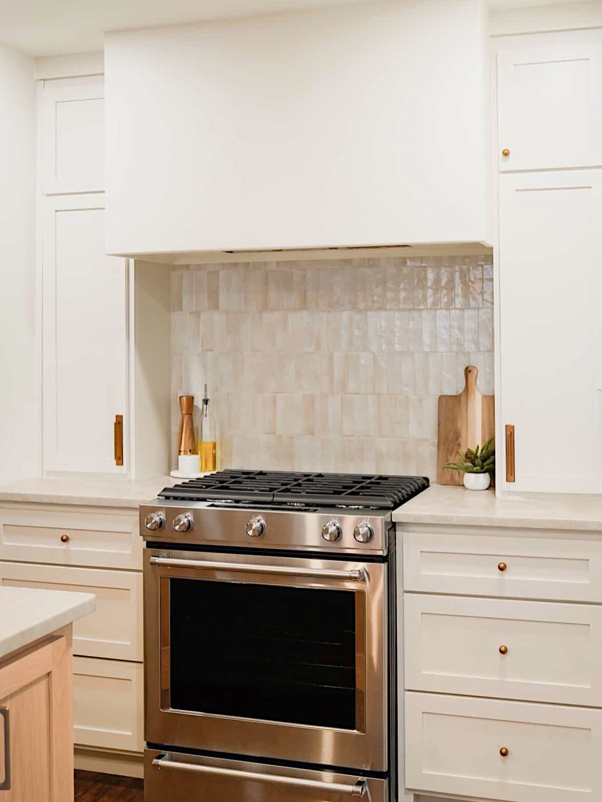 Seeing this E-Design come to life brings all the joy 😆 Same flooring, same space, but what a difference these updates made >>> swipe for the before. It was an absolute pleasure to work with this client, and an extra special project being located in my childhood neighborhood! Thank you for the opportunity to design & be a part of transforming the heart of your home 🤍
Design: @peachyhomeco
📸: @fernmediaandco
#kitchenupgrade #kitchenstyling #kitchendesign #kitcheninteriors #interiorphotography #interiorrendering #interiorelevations #interiorlovers #interiordecoration #interiordetails #interiordesigner #interiorstyling #interiordetails #interiordesigntips