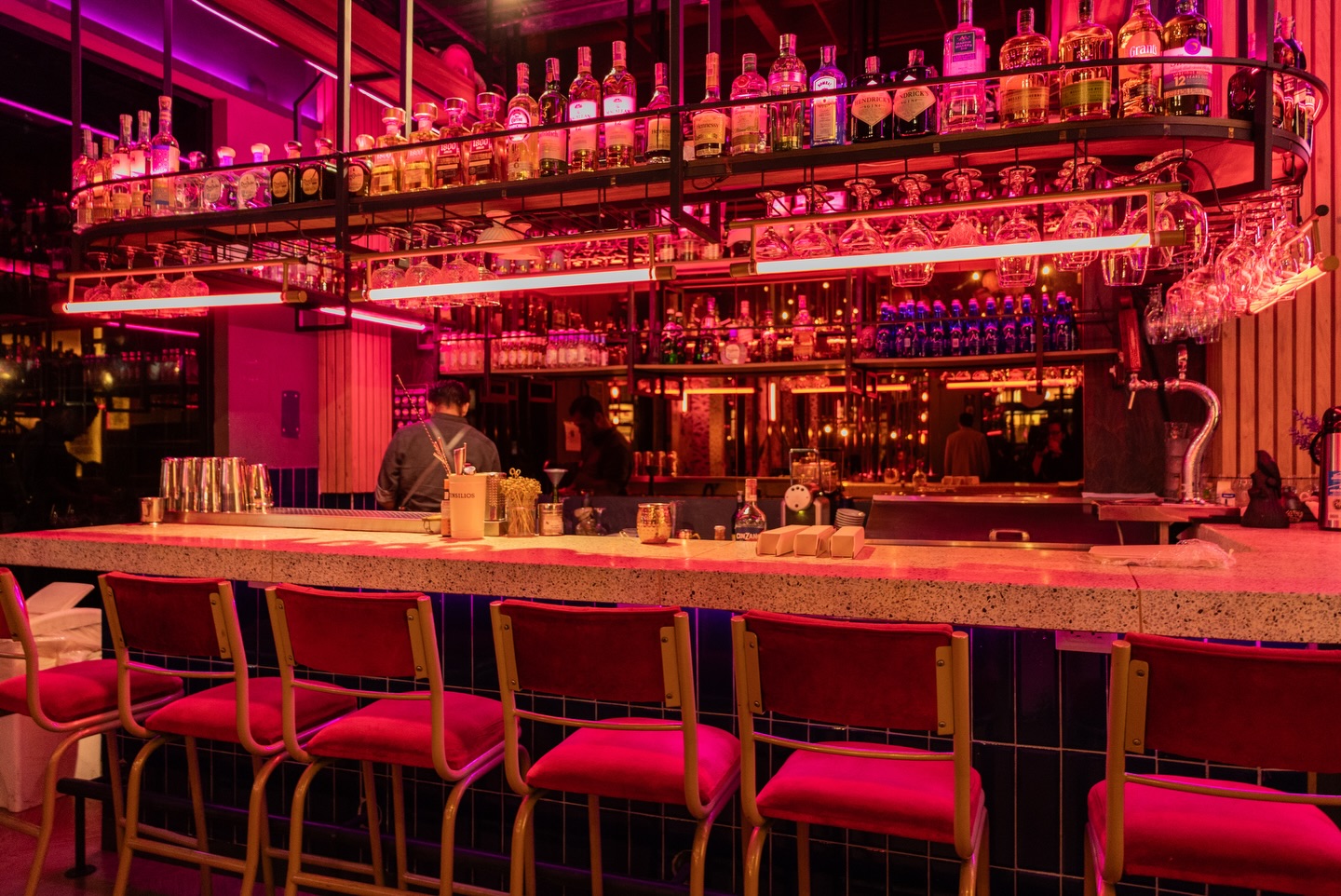 🍱Restaurante: @sexyseoulbbq
🍱 Nota completa Bloggaleriadearte.com
📌 @grupoaltasvistas
Desde que crucé la puerta, supe que esta no sería una cena común. Sexy Seoul es un lugar donde la decoración es audaz y contemporánea: una fusión de estética industrial con el glamour del neón.