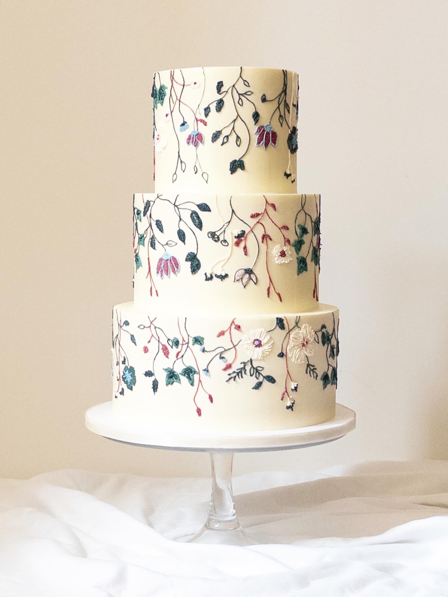 Piped buttercream embroidered details for Ivy and Justin. This design was inspired by the bride’s stunning veil by @bellebotanicalcreations 🤍