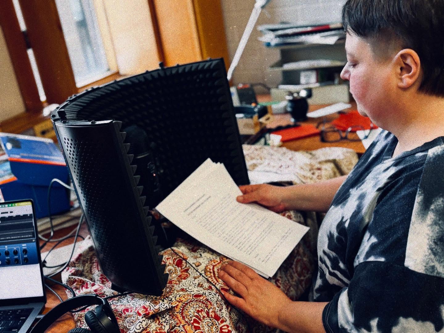 The PTP has a podcast in the works and the team has been busy with behind-the-scenes planning, interviewing, recording, editing, and more. Just yesterday, PTP team members Deeana and Eva had a super productive writing/recording session at Carleton University. Stay tuned for a podcast launch in the new year!
El PTP está preparando un podcast y el equipo ha estado muy ocupado con la planificación entre bastidores, las entrevistas, la grabación, la edición y mucho más. Ayer mismo, Deeana y Eva, miembros del equipo del PTP, tuvieron una sesión de escritura y grabación muy productiva en la Universidad de Carleton. ¡Estén atentos al lanzamiento del podcast en el nuevo año!
Le PTP prépare actuellement un podcast et l’équipe s’affaire en coulisses à la planification, aux interviews, à l’enregistrement, au montage et à bien d’autres tâches. Hier encore, Deeana et Eva, membres de l’équipe PTP, ont tenu une séance d’écriture et d’enregistrement très productive à l’Université Carleton. Restez à l’écoute pour le lancement du podcast au cours de la nouvelle année !