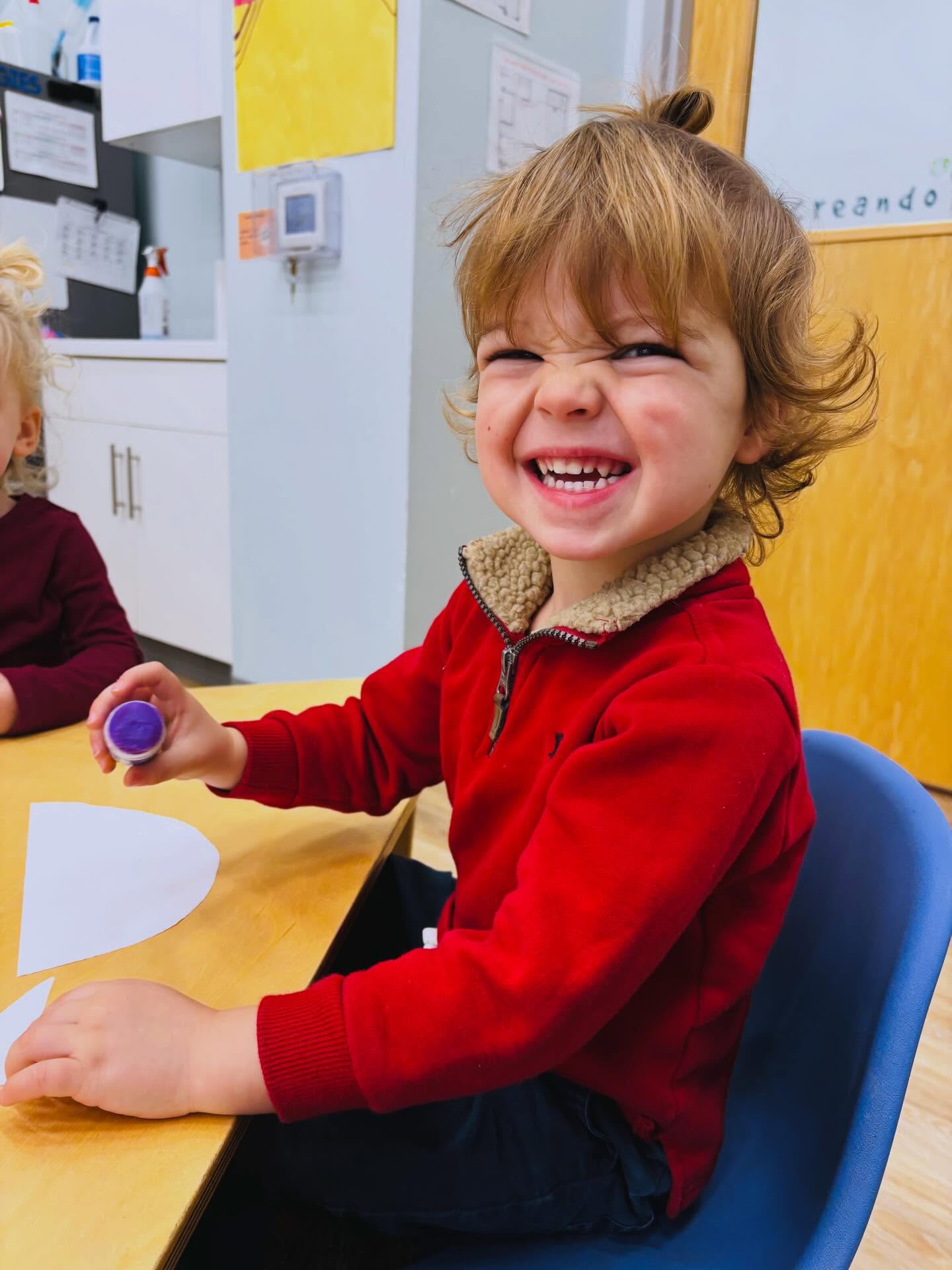 Today, our little language explorers 🧭 explored el zorro ártico🦊❄️ The kiddos kicked off with an arctic rescue mission, cutting ice tape to free los zorros and practicing letter recognition with the word ZORRO.
Next, we put on our fox ears and hunted for hidden eggs, sorting them by color.
We practiced Z es para zorro, tracing the letter, and had sensory fun with fake snow, creating igloos for our foxes! ✨
We wrapped up with a creative zorro ártico craft. What a fantastic day! 🎨❤️