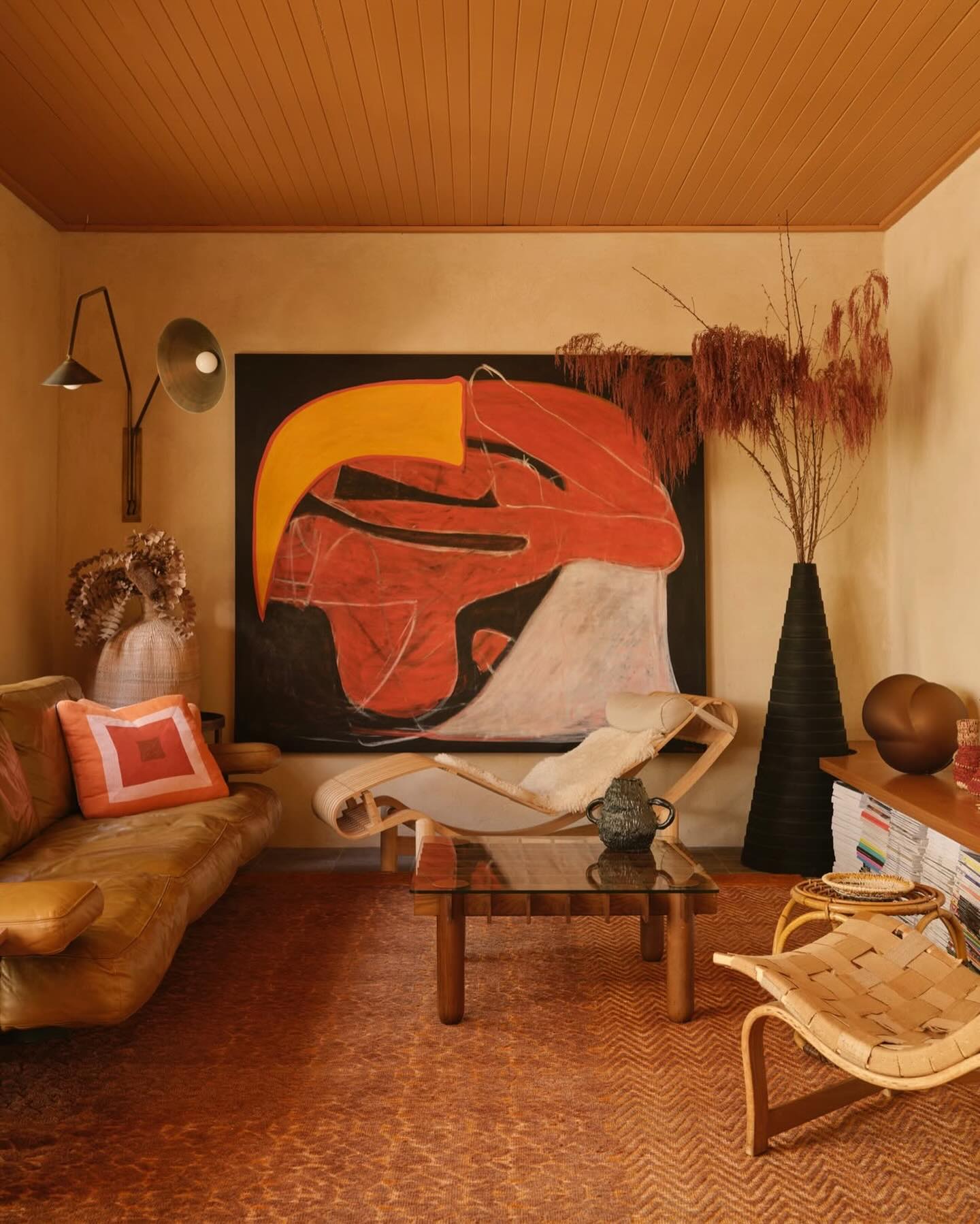 Earthy tones, layered textures, organic shapes: this space is a reminder that soul doesn’t come from price tags, it comes from pieces with stories.
From the sculptural chairs to the oversized abstract art and woven accents, every element here feels collected, not purchased. And the best part? You can build this kind of mood one thrifted treasure at a time. Think: second-hand leather, vintage lighting, handmade pottery, and rugs with a little age and a lot of warmth.
Thanks to @thelocalproject for sharing ✨
#niksenmoods
#thrift
#interiordesign