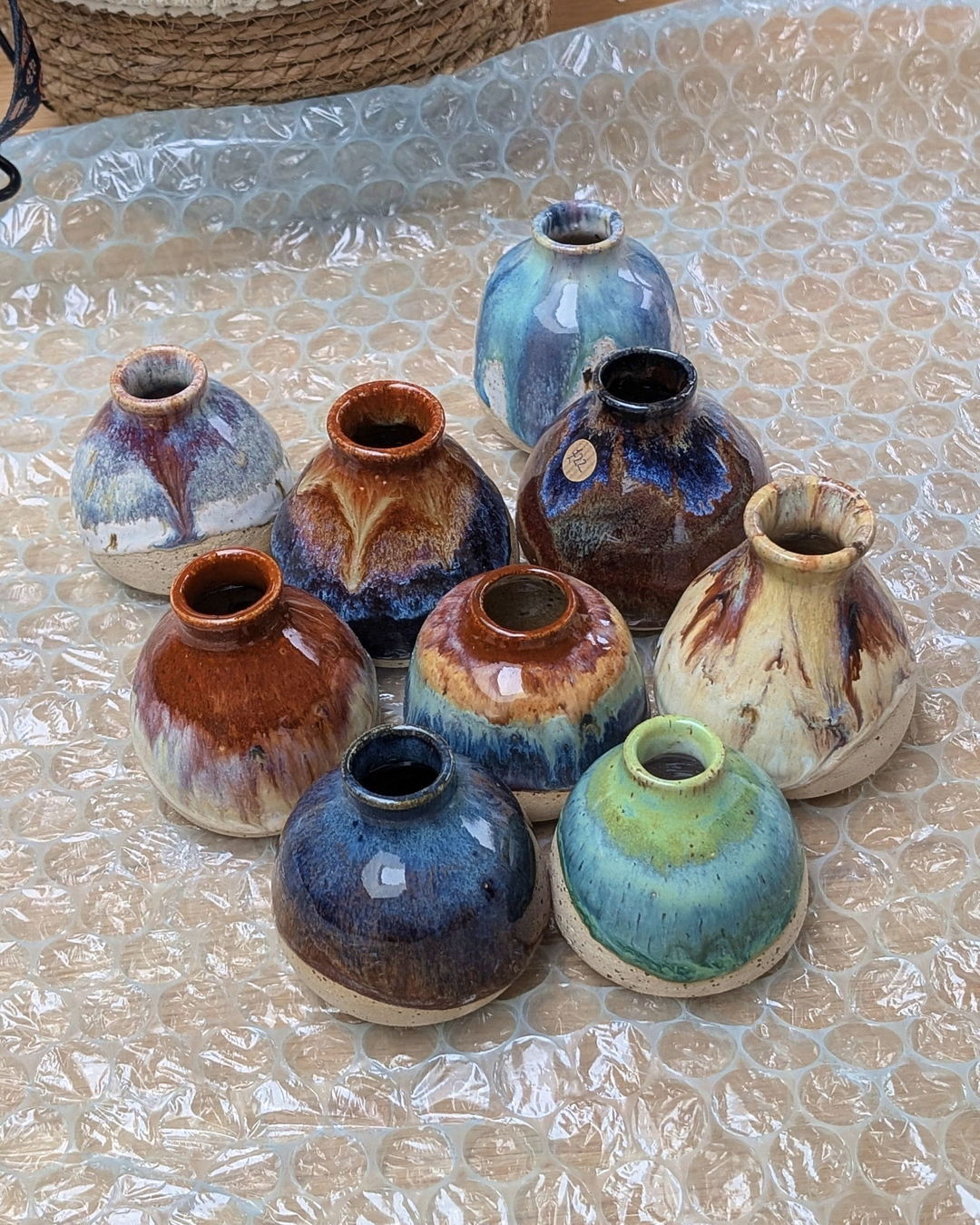 Lets talk Bud Vases!
You've been loving these of late - i'm doing a little restock for shops this week sending off a nice selection of delicous glazes. With few of these remaining it'll be your last chance until the new year!
Find them at @bristol_popupshop, @theethicalgiftshop and my final few markets