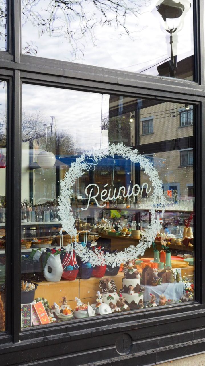 Décors sur vitrine pour le Pôle Well 🍭
Merci à la @promenadewellington pour ce beau projet ✨️
Derrière ces décors, le thème Candyland et les maisons en pain d’épices transforment la promenade en un univers gourmand et enchanté. Venez découvrir la ruelle décorée, savourer un chocolat chaud et profiter des animations ❄️
Projet offert par la @desjardinscoop - Caisse Desjardins île-des-sœurs Verdun 🎄