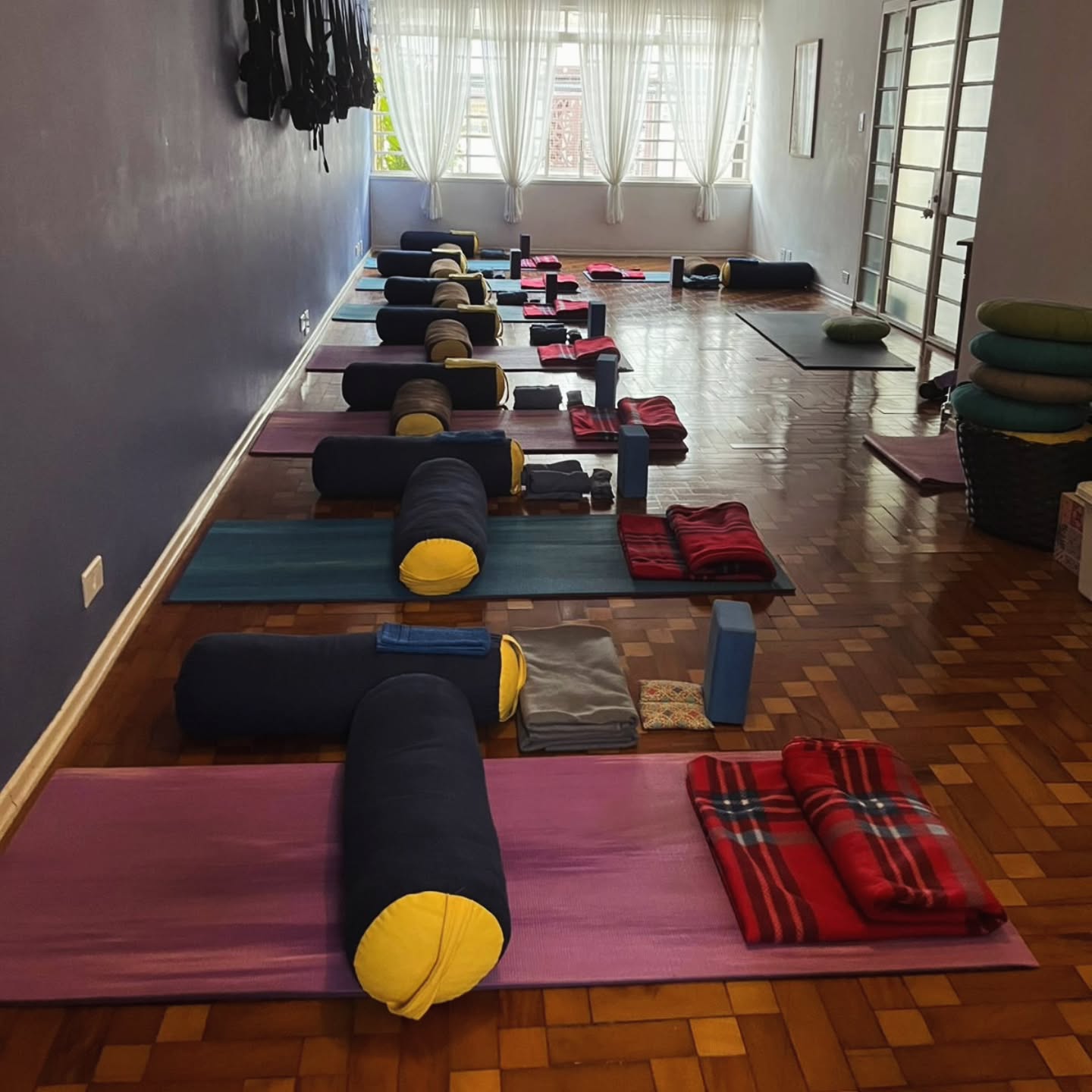 Ontem tivemos o privilégio de hospedar um Aulão de Yoga Restaurativo no mais alto nível de relaxamento e entrega!
Que alegria partilhar um momento tão auspicioso com vocês!