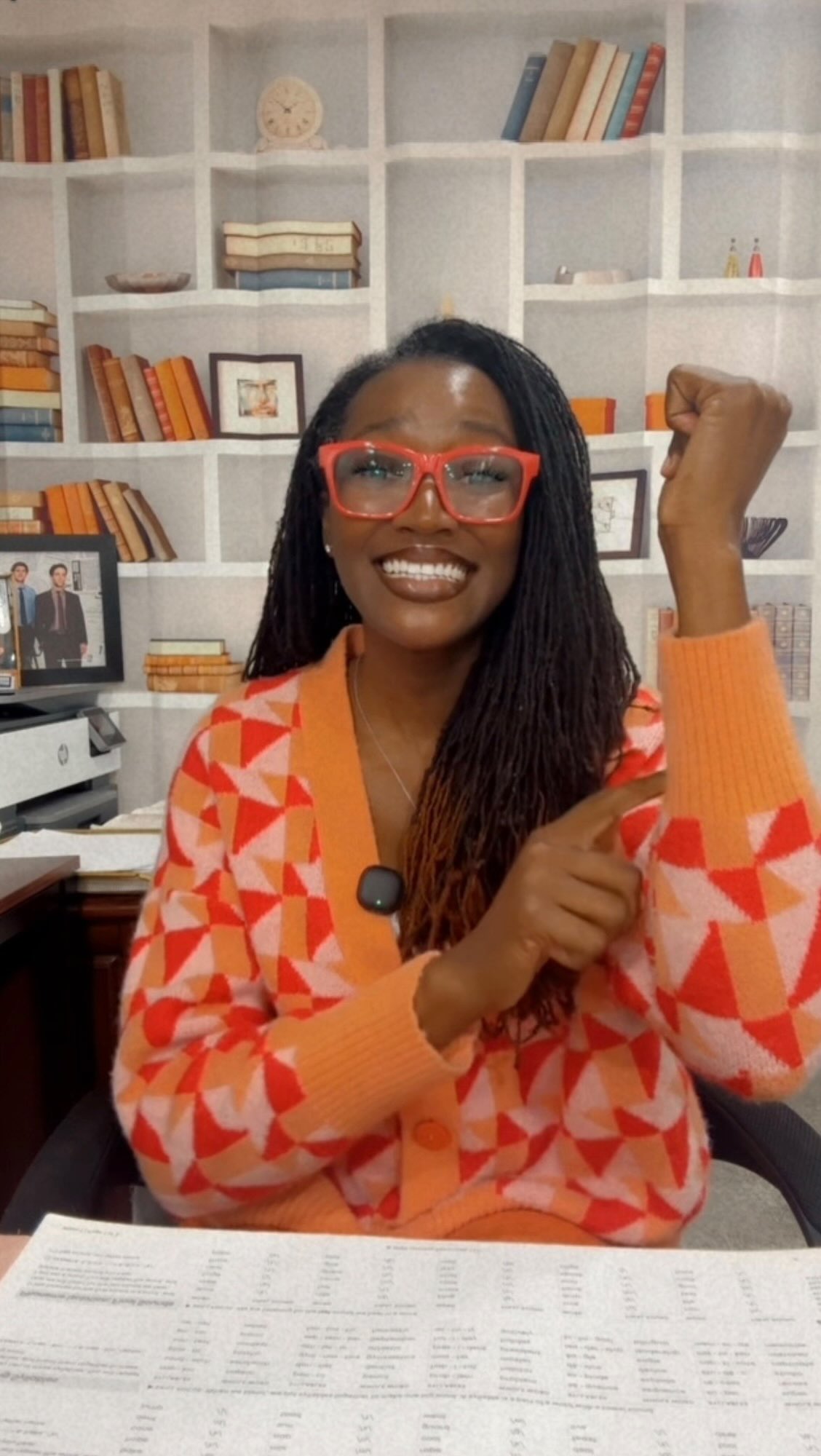 Hearing the last sound helps with spelling. When scholars notice that miss ends with /s/ or drive ends with /v/, they learn how words finish. This sharpens their ability to stretch out words when writing. Strong ears make strong writers. ✏️🎧🌟
#fyp #literacyintervention #twogenerationalapproach #teacher #blackparenting #explorepages #phonemicawareness