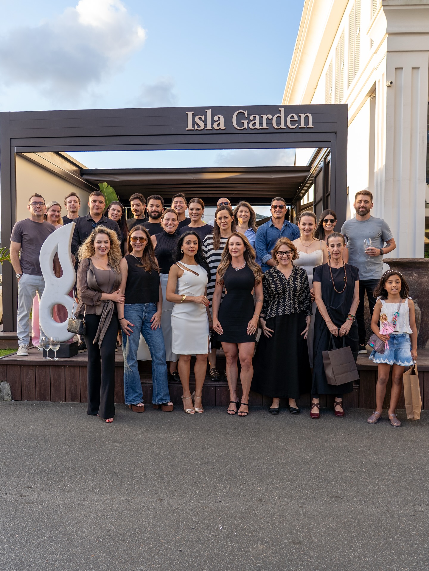 Reunimos lojistas e profissionais dos Offices para o nosso Amigo Secreto, um momento para celebrar o ano e fortalecer as conexões que fazem o CasaHall acontecer todos os dias.
Gratidão por esse encontro especial!