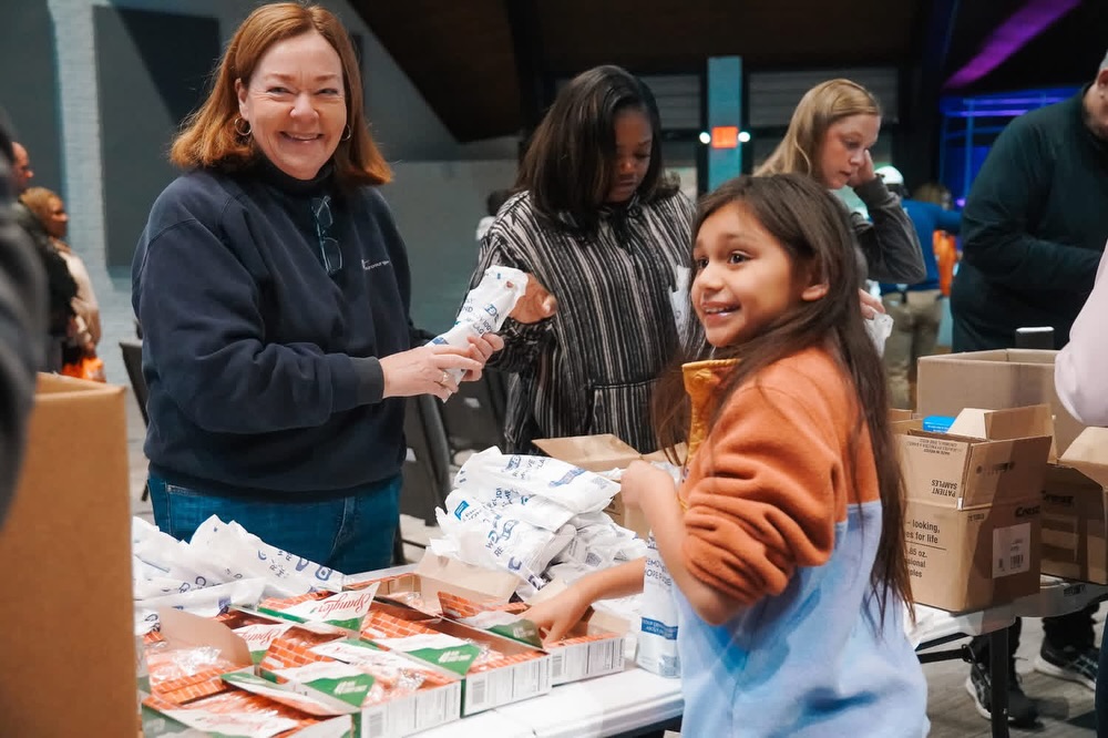 Love ending our year with @citycurrent in Memphis with service, as we come together to give back and power the GOOD in our community! It’s a chance to share our love and to step into the holiday season with a purpose to help and be a blessing for others, to make a difference.
Yesterday assembled 300 Christmas Hope Totes for youth in our community! Each @samaritans_feet Hope Tote included a new pair of shoes, socks, Christmas candy, a book, and @deltadentaltn dental hygiene kits with new toothbrushes, toothpaste, dental floss.
Thank you to our amazing partners for helping us spread love, hope, and Christmas joy. #PowerTheGOOD
