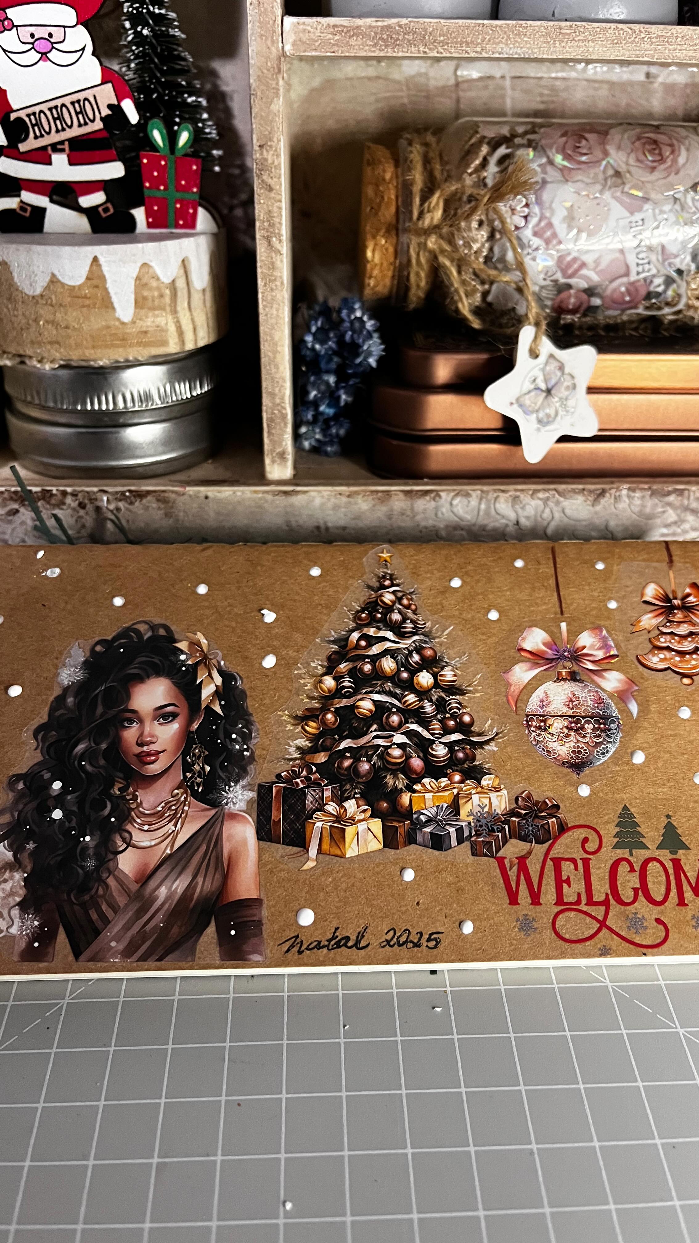 Uma colagem rapidinha para a capa do meu caderno de colagens de Natal. Todo ano faço um registro de colagens e esse ano, apesar de toda correria, não poderia mesmo ser diferente 🎄