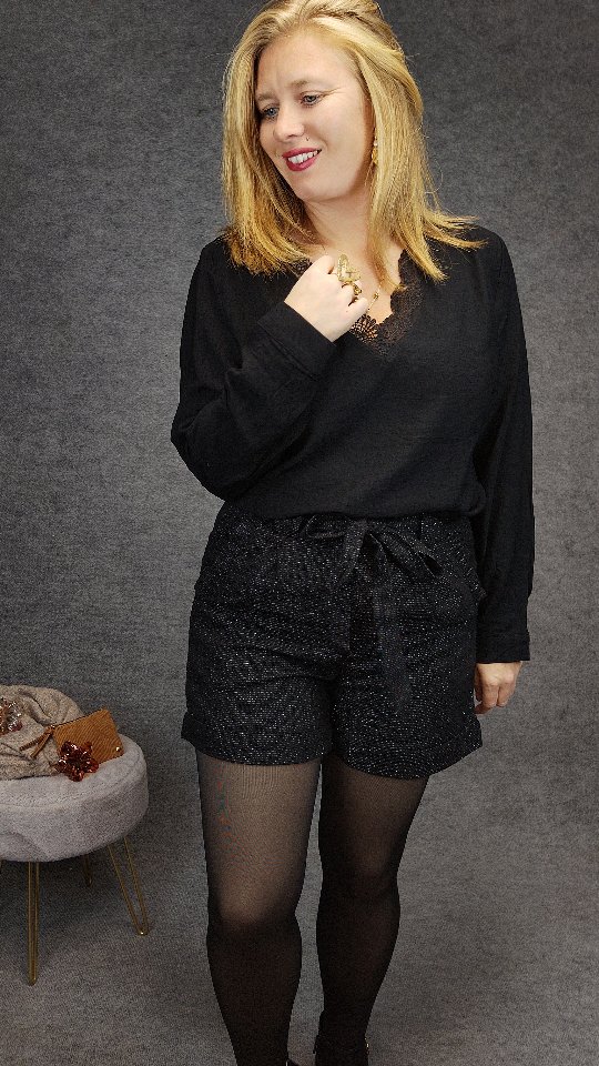 1 short, 2 looks... Tu choisis lequel ?! 😍✨
Le short MILO, c'est clairement la pièce facile que tu peux porter de mille façons ❣️
Aujourd'hui je te montre 2 vibes différentes :
💫 Un look chic pour briller
🖤 Un look casual pour être stylée sans effort
Sa coupe est flatteuse, la matière est hyper agréable, et tu peux vraiment t'amuser avec les styles selon ton mood du jour 🙌
.
.
Tu es TEAM ❤️🖤 ou TEAM ✨🖤 ?!
.
.
.
#shortmilo #lookfemme #modefemme #tendance2025 #modchadeschoux #lookdujour #tenuedefete #outfitinspiration #lookdefete #modegrandetaille #modeinclusive #allier #newcollection