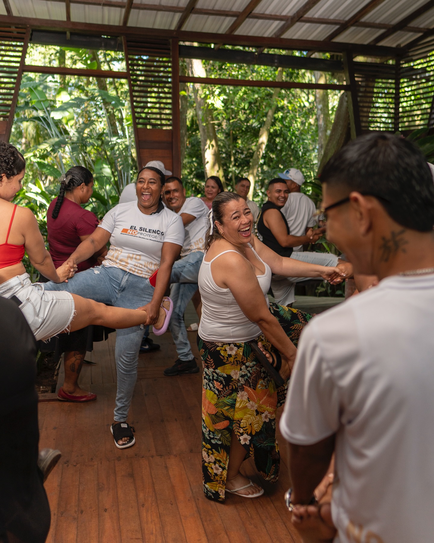 En este encuentro con los corporados de la finca Gaira abrimos un espacio sincero para conversar sobre equidad de género, relaciones sanas y la importancia de compartir las responsabilidades en el hogar. Son temas que, aunque parezcan cotidianos, sostienen la armonía y el bienestar de cualquier familia.
La participación fue auténtica y llena de reflexión. Cada intervención mostró el interés por construir vínculos más respetuosos, decisiones más compartidas y ambientes donde cada persona pueda sentirse escuchada, valorada y acompañada.
Estos espacios nos recuerdan que la equidad no es un concepto lejano: se vive en las pequeñas conversaciones del día a día, en la manera en que nos tratamos y en cómo apoyamos a quienes amamos. Cuando una comunidad decide aprender junta, el cambio comienza a sentirse en cada hogar.
Seguimos promoviendo momentos que fortalecen familias, impulsan el respeto y refuerzan nuestro compromiso con una convivencia más justa y humana.✨
#agropecuarialagaira #calidad #sostenibilidad #colombia #Urabá #SomosComercioJusto #Fairtrade