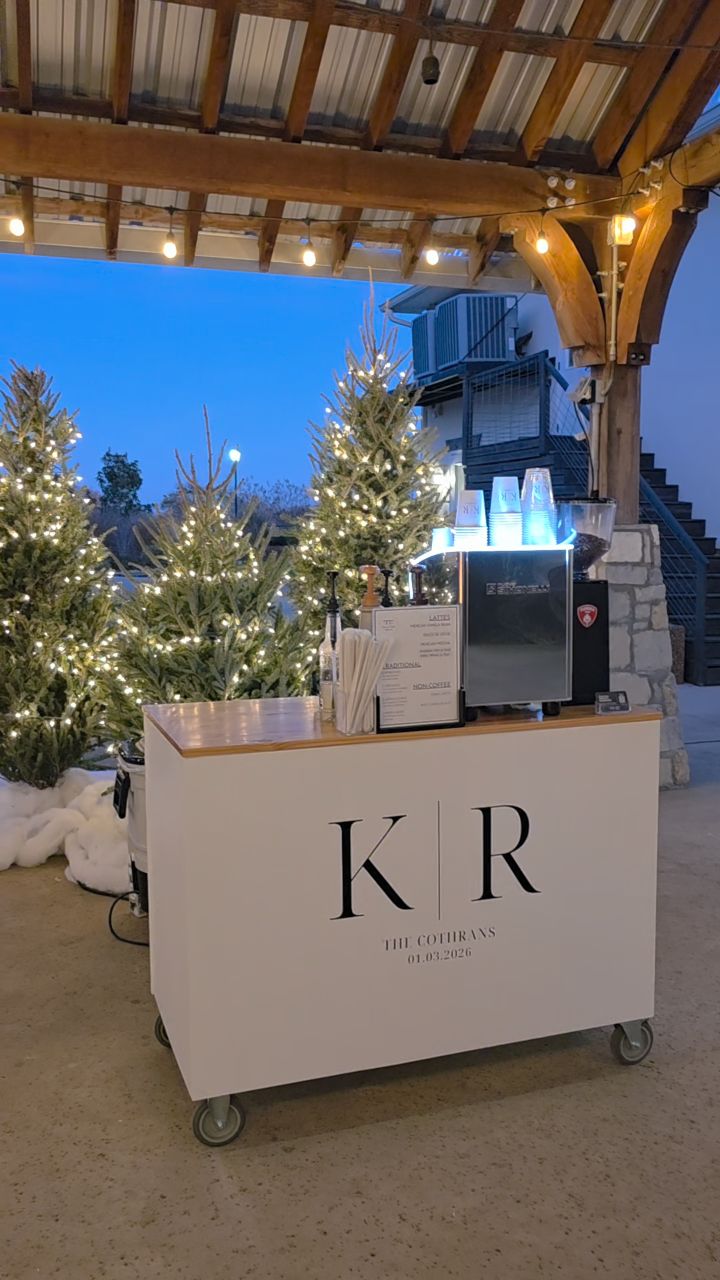 The perfect evening @oakandivyvenue for the first wedding of the year! Congrats to The Cothrans ❤️
#tatcoffeelife #tatcoffee #coffeecart #dfwweddings #2026
Couple| karspayt Ryan_cothrann
Planner| @cm.promotions @anniebrooke24
Venue| @oakandivyvenue
Makeup| @bbwellingtonartistry
Rentals| @5starrental
Florals| @blushingtonblooms
Marquee Letters | @lonestarglowco
Photo| @rebeccatripp_photo
Video| @riverandrosefilms
DJ| @goodnews.ent
Catering| @chuyscateringdfw
Bar| @HDLiquid
Coffee Bar| @tatcoffeelife
Cake| @sugarbeesweets
Transportation | @premierofdallas