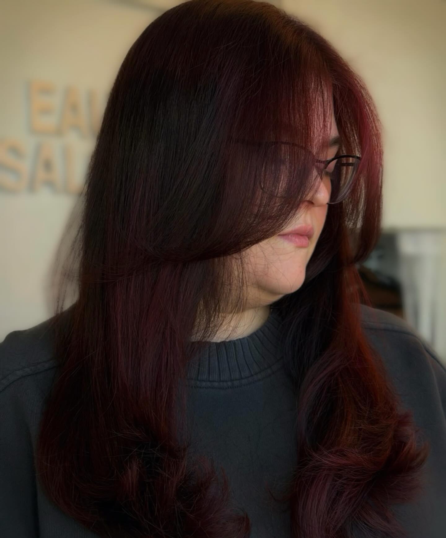 ✨ Proof that rich, dimensional colour doesn’t have to be loud to be luxe. ✨
This deep berry-red melt + soft, face-framing layers by Isaiah is giving polished, silky, and so wearable for winter. The kind of colour that catches the light just enough… without ever shouting for attention.
Isaiah customized both the cut and the tone to enhance movement, shine, and that effortless flow, timeless, modern, and completely tailored to her.
Ready for a colour that feels rich, elevated and 100% you?
Reserve with Isaiah today, his chair is filling quickly!
📆Tap the link in our bio to reserve
#yqrhairsalon #yqrhair #yqrhairstylist #yqrbeauty