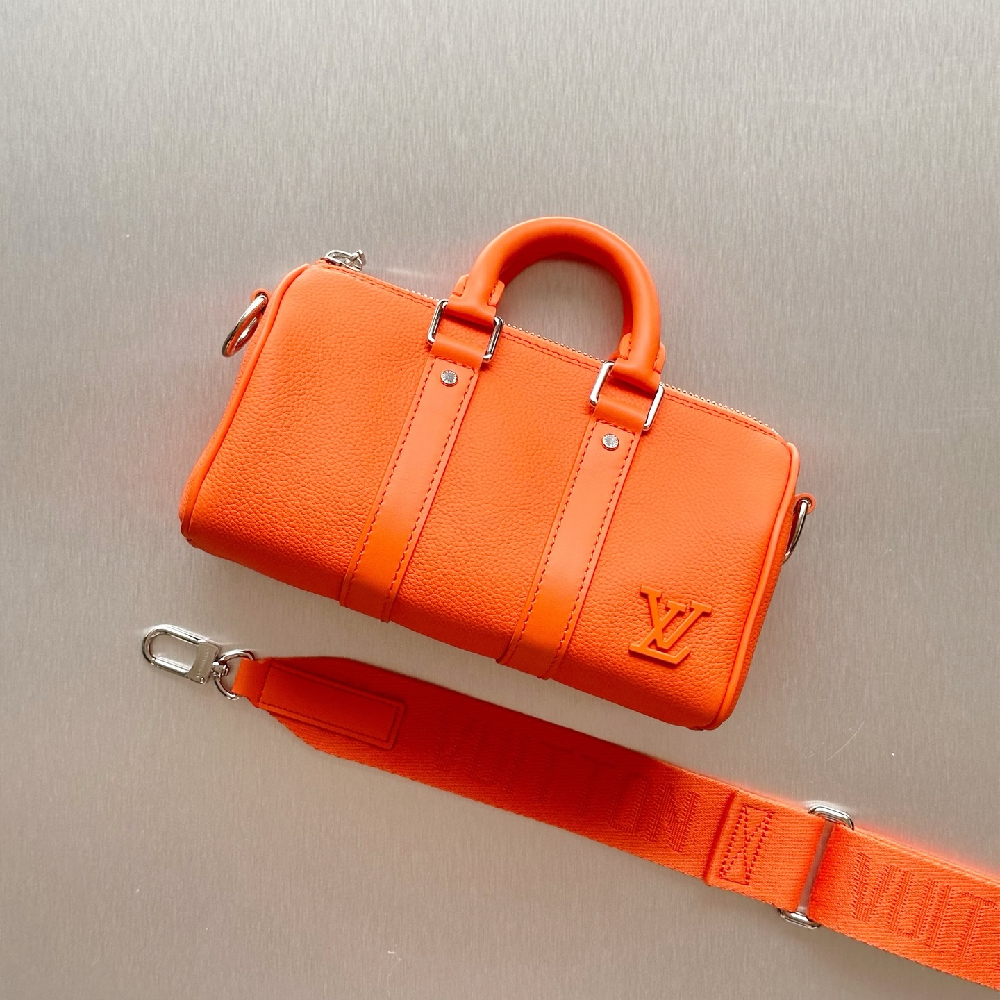 The Louis Vuitton Keepall XS in vibrant Aerogram Orange is a bold travel companion. Lightweight, compact, and unmistakably LV â perfect for weekend getaways with a pop of color.
For more information, please refer to the website link provided in the bio.
Listing no: UK 3136
Opuluxe.sg is not affiliated to the brands featured. We are an independent consignment platform of authenticated luxury products. All trademarks and copyrights remain sole property of the brands.