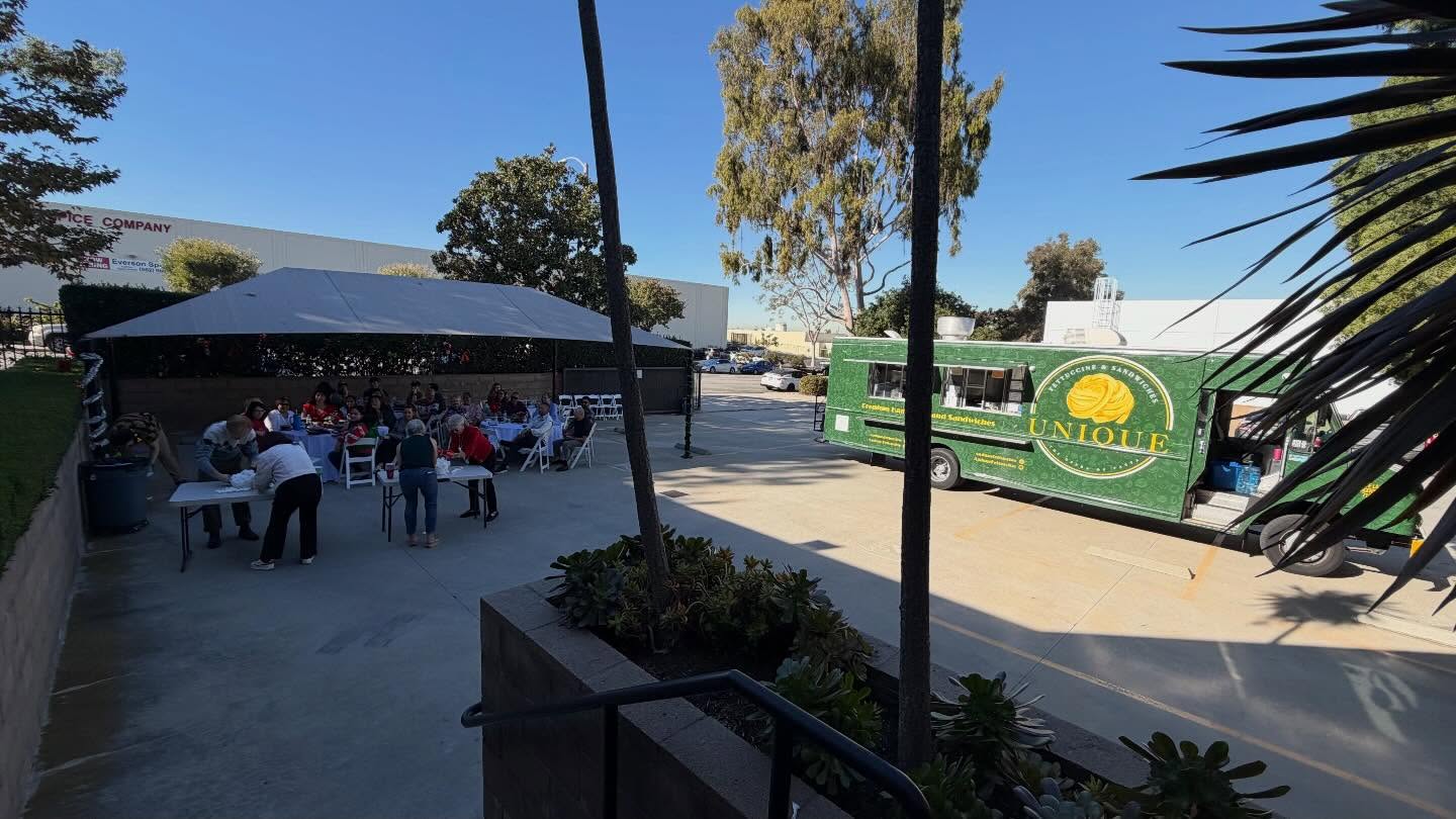 Today, as Unique Fettuccine & Sandwiches, we had the pleasure of catering for the Hofman Hospitality Group in Signal Hill.
We wrapped up their Christmas celebration with handmade fettuccine, Caesar salad, garlic–Parmesan bread, and our signature Italian cannoli.
Hearing and seeing their satisfaction was truly priceless.
Thank you, Hofman family, for having us! ❤️🙏
#UniqueFlavorLab #UniqueFettuccine #FoodTruckCatering LosAngelesCatering OrangeCountyCatering SoCalFoodTrucks CorporateCatering EventCatering HolidayCatering ChristmasCatering PastaLovers ItalianFood HandmadePasta SignalHill LAEvents OCChef SmallBusinessOC SupportLocalOC CateringService FoodTruckLife CaliforniaEats HofmanHospitalityGroup