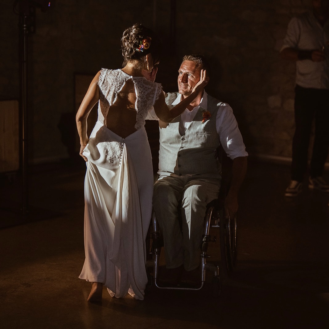 Chaque couple arrive avec son histoire… unique.
Et ce sont justement ces histoires qui rendent les ouvertures de bal inoubliables.
Ce moment-là, pour G & F, était fait de sincérité, de douceur
et d’un amour qui dépasse tout.
Une danse vraie, lumineuse, qui laisse une trace. ✨
Leurs mots après la danse :
« Natacha a su nous mettre à l’aise et surtout s’adapter, avec une sensibilité et une créativité remarquables, à notre particularité 😉 Elle a imaginé une chorégraphie unique, à notre image.
Natacha, nous te serons éternellement reconnaissants de nous avoir permis de réaliser ce que nous pensions impossible. 💜🫶🏻 »
Mariés 2026–2027 : votre ouverture de bal peut être à votre image !
Écrivez-moi pour créer ensemble un moment qui vous ressemble. 🩶
Lieu de réception / Venue : @domaine_la_baraque_de_serignac
Chorégraphe / Choreographer : @synbaldanse
Photographe / Photographer : @ems_photographe
Wedding planner / Coordination : @ophelie.torres.wedding.planner
Design floral / Floral design : @histoiredange
DJ & bar à vinyles : @aurelienmonet
Coiffure & MUA, bijou de cheveux / Hairstyle & MUA, hair ornament : @annelie_artistmakeup_coiffure
Traiteur / Catering : @ledelicedesprinces
Mixologue / Cocktails : @cocktails.van.and.co
Officiant(e) de cérémonie / Celebrant : @marie.lp.wedding
Photobooth : @photoboothdusud
Robe / Bride dress : @ateliertwentysix
Location mobilier / Furniture rental : @cocotouchdeco
Alliances / Wedding rings : @atelier_du_soleil_fou
#ouverturedebal #weddingdance #mariagemontpellier