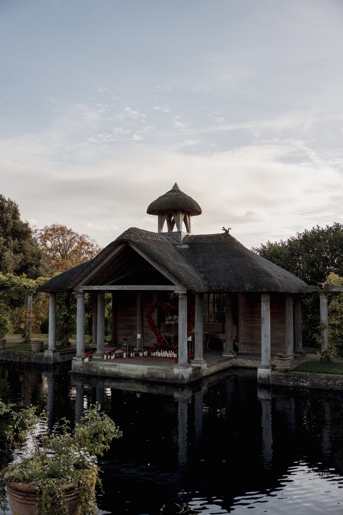Another charming proposal at Euridge Manor ๐๐
Venue: @euridge_ ๐ฆ
Photography: @hannahwarmishamweddings ๐ท
#cotswolds #engaged #bridetobe #shesaidyes #proposal #proposalideas #theknot #hebenttheknee #euridgemanor