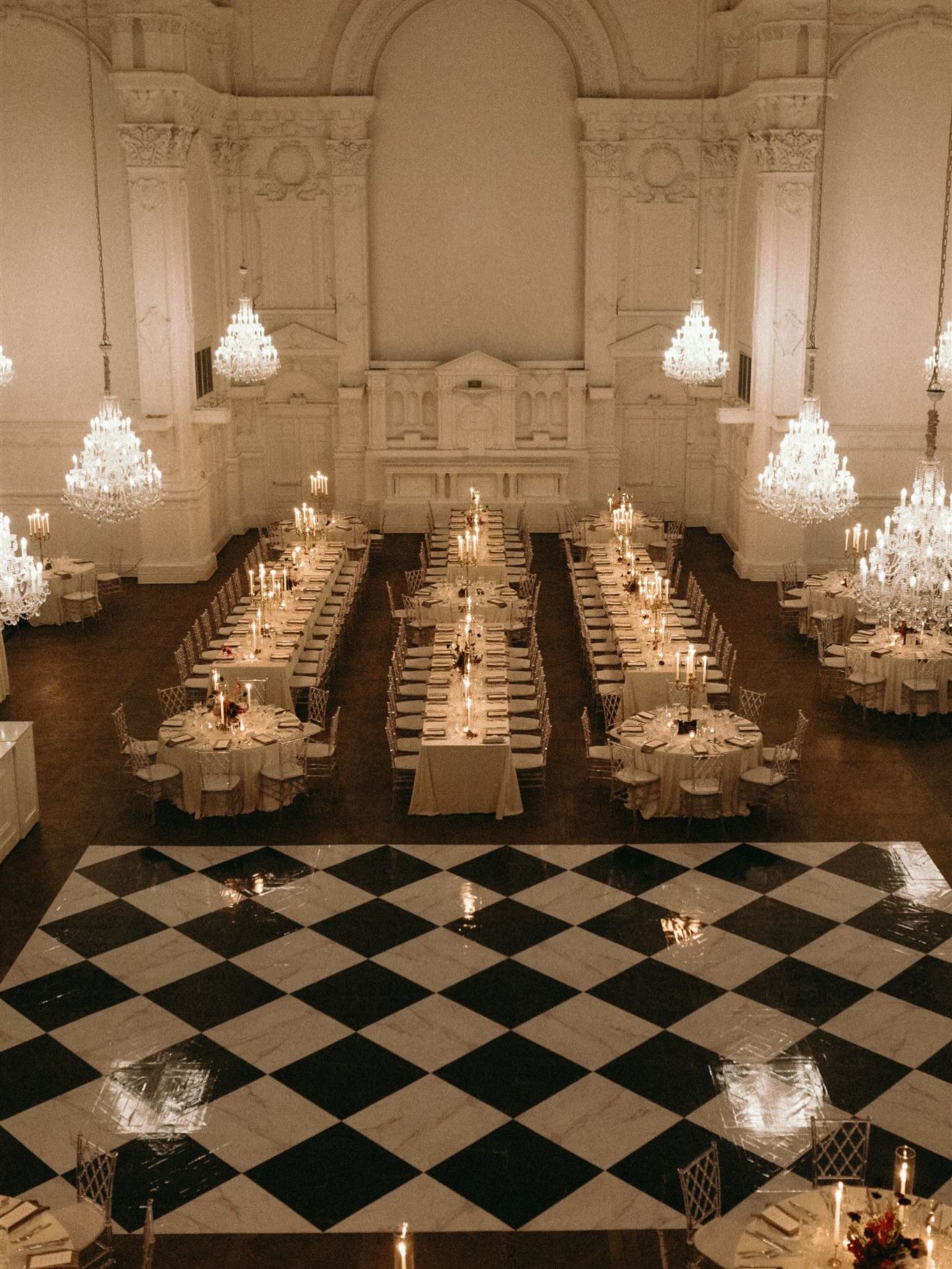 La saison des célébrations de fin d’année est lancée ✨
On aime vous accompagner dans l’organisation d’événements à votre image pour célébrer les fêtes avec vos collaborateurs !
The holiday season celebrations are underway ✨
We love helping you organize events that reflect your image so you can celebrate the holidays with your employees!
Planification et design : @erikaco.events
Lieu : @maison.principale
Traiteur : @traiteur_brera
Photographe : @lesmariagesdejulia
Fleuriste : @ateliercarmel
Piste de danse et papeterie : @kvprintbar
Locations : @celebrationsgroup @lavieestunefete.ca
DJ : @djyoc