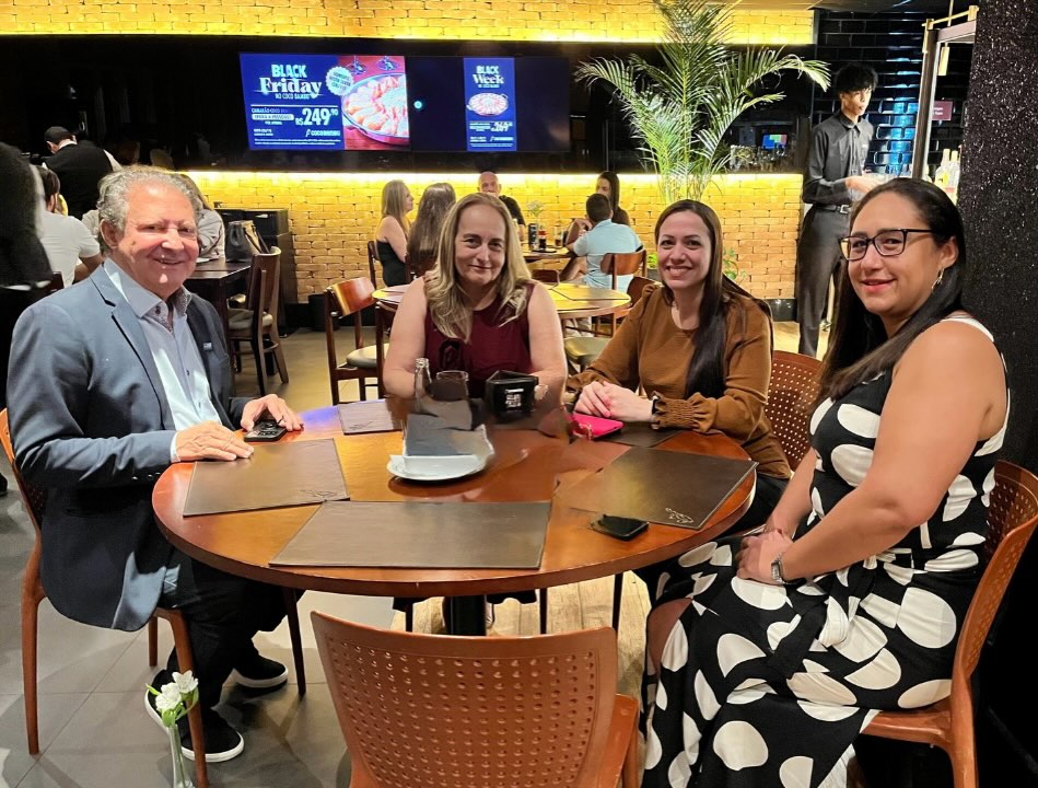 🎯 Jantar muito especial, no Coco Bambu, de aproximação entre o ACHÉ Laboratórios e o @sindqfanapolisgo – Anápolis/GO, com a presença do presidente executivo do SINDIFARGO, Marçal Henrique Soares.
Estiveram presentes:
Renata Montanheiro, Coordenadora de Relações Sindicais do Aché (SP)
Viviane Mendonça, RH do Aché Anápolis
Marly Chaveiro, Presidente do Sind.Q.F.P.A.
🤝 Foi uma excelente oportunidade para apresentar a Renata, representando nosso mais novo associado, e fortalecer o diálogo com a presidente Marly.
O encontro foi encerrado com todos alinhados aos mesmos objetivos: transparência, respeito e construção conjunta de relações trabalhistas cada vez mais sólidas.
#sindifargo #anápolis #goiás #industriafarmacêutica