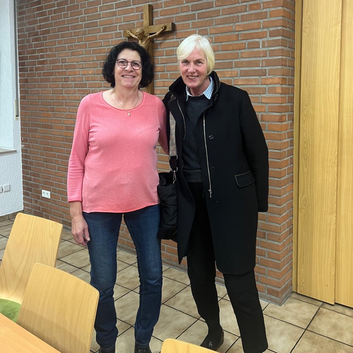 🎄 ADVENTSFEIER IN KIRCHHELLEN 🎄
Leider habe ich die besinnliche Adventsfeier verpasst – zu viele Autos waren auf dem Weg nach Kirchhellen. ✨
Als ich schließlich am Pfarrheim ankam, sah ich über 100 begeisterte Gäste, die sich bereits auf den Heimweg machten, und hörte noch Gespräche über die schönen Adventslieder, die gesungen wurden. 🎶🎅🏼
Mein Respekt, meine Anerkennung und mein Dank gelten dem Ehrenamt in Kirchhellen: Unser Dorf ist einfach lebens- und liebenswert. 💪🏻🙏🏻
#cdu #cdubottrop #bottrop #gladbeck #anettebunse #landtagnrw #cdunrw #kirchhellen