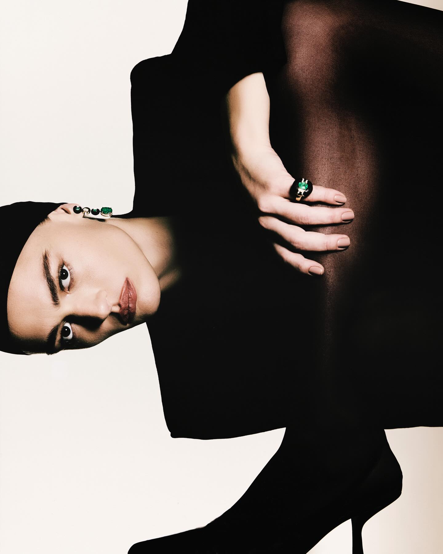 A Art Déco ganha novas formas nas mãos de Denise Cassou. Déco Diva chega ao Gallerist como uma coleção que transforma materiais raros em paisagens esculturais, combinando geometria, cor e intensidade feminina em composições únicas.
No link da bio, você descobre como o design da artista dialoga com a força de Tamara de Lempicka e cria uma linguagem própria, feita de contrastes, profundidade e sensibilidade contemporânea.
#DeniseCassou #Gallerist #DecoDiva #artdeco #joalheriacontemporanea