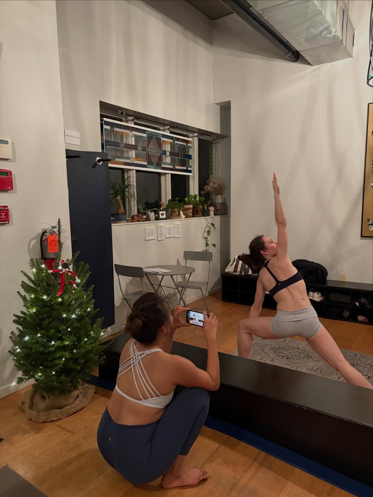 Double shoutout to Mei Mei & Julia 🥰 @meeeeeims brings the love and energy each Tuesday for 26&2, and @jul_rufo is of course a staple at Focus, sharpening her practicing with her instructor after class because she’s a student of the game😤 We appreciate you both so much !!! 🫶🫶🫶
#practicemakesperfect #grinddontstop #doubleshoutout