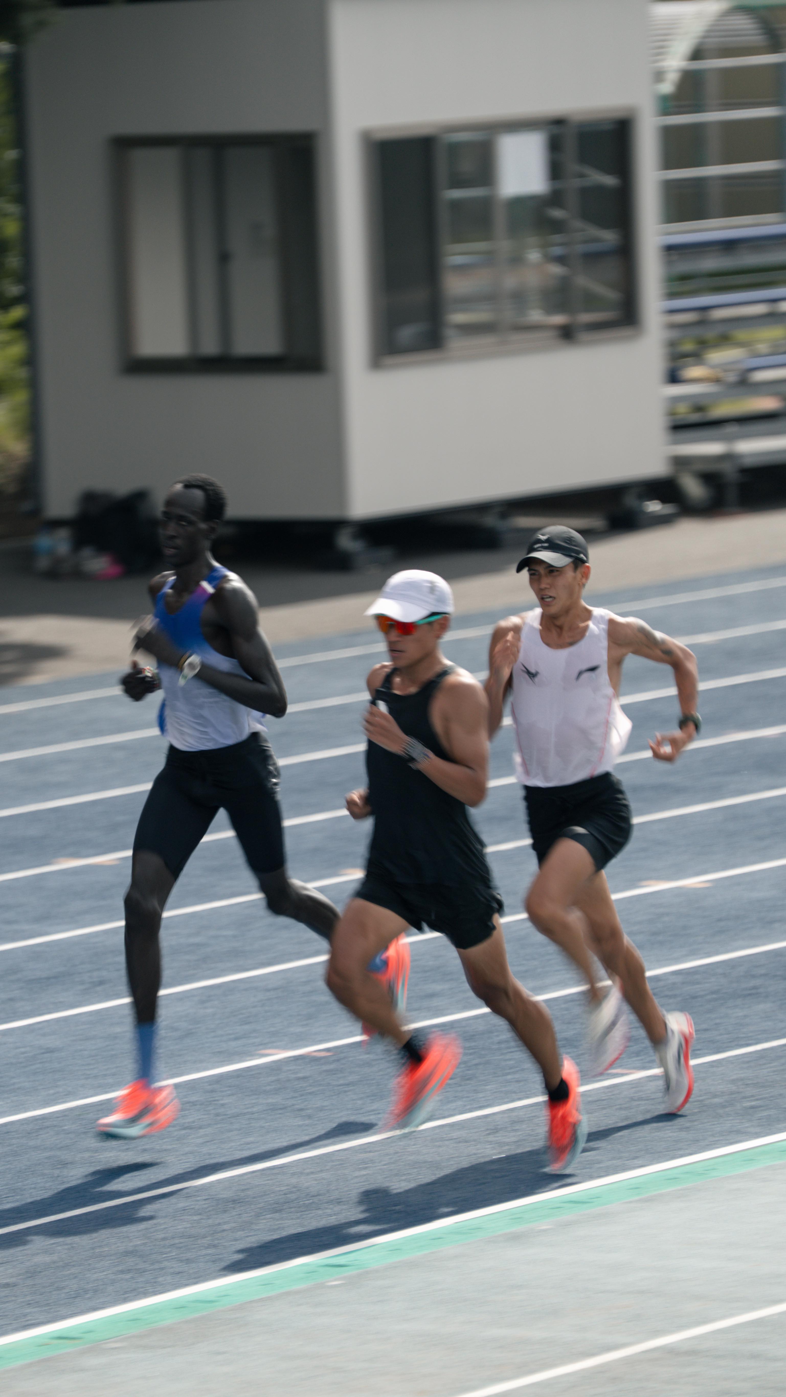 ある日のWORK OUT
大迫さんが速すぎて楠とアブが交互にペースメイク🥶
そりゃあ日本記録出るって〜🤦♀️🤦♀️
大迫さん日本記録更新おめでとうございます!
日本に帰ってきたらまた一緒に練習させてください!
#workout#training#running#陸上#大迫傑#SHARKS