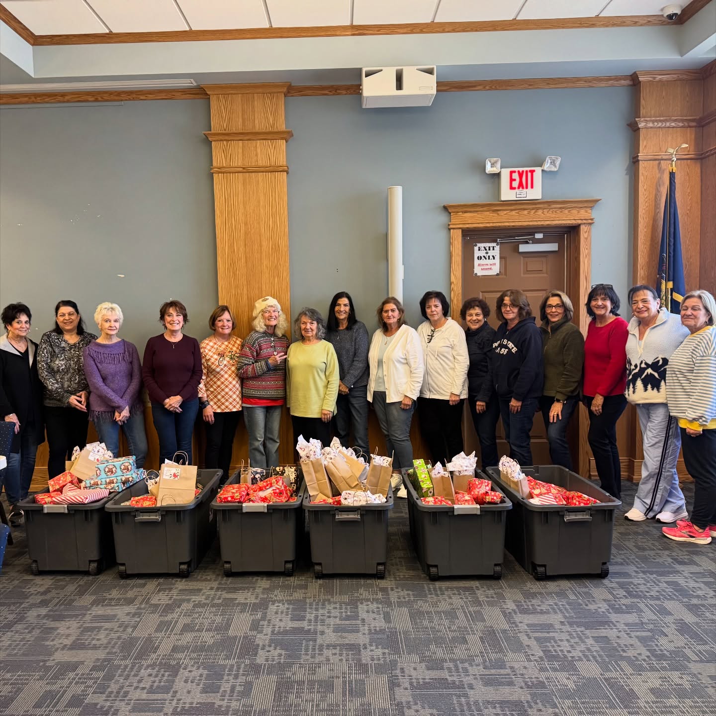 This is what community looks like! From local residents to the women of the San Cataldo Club and the Greater Pittston Chamber Women’s Network — these amazing ladies showed up in full force to help Santa wrap gifts for our Shop with a Cop holiday program. 🎁❤️