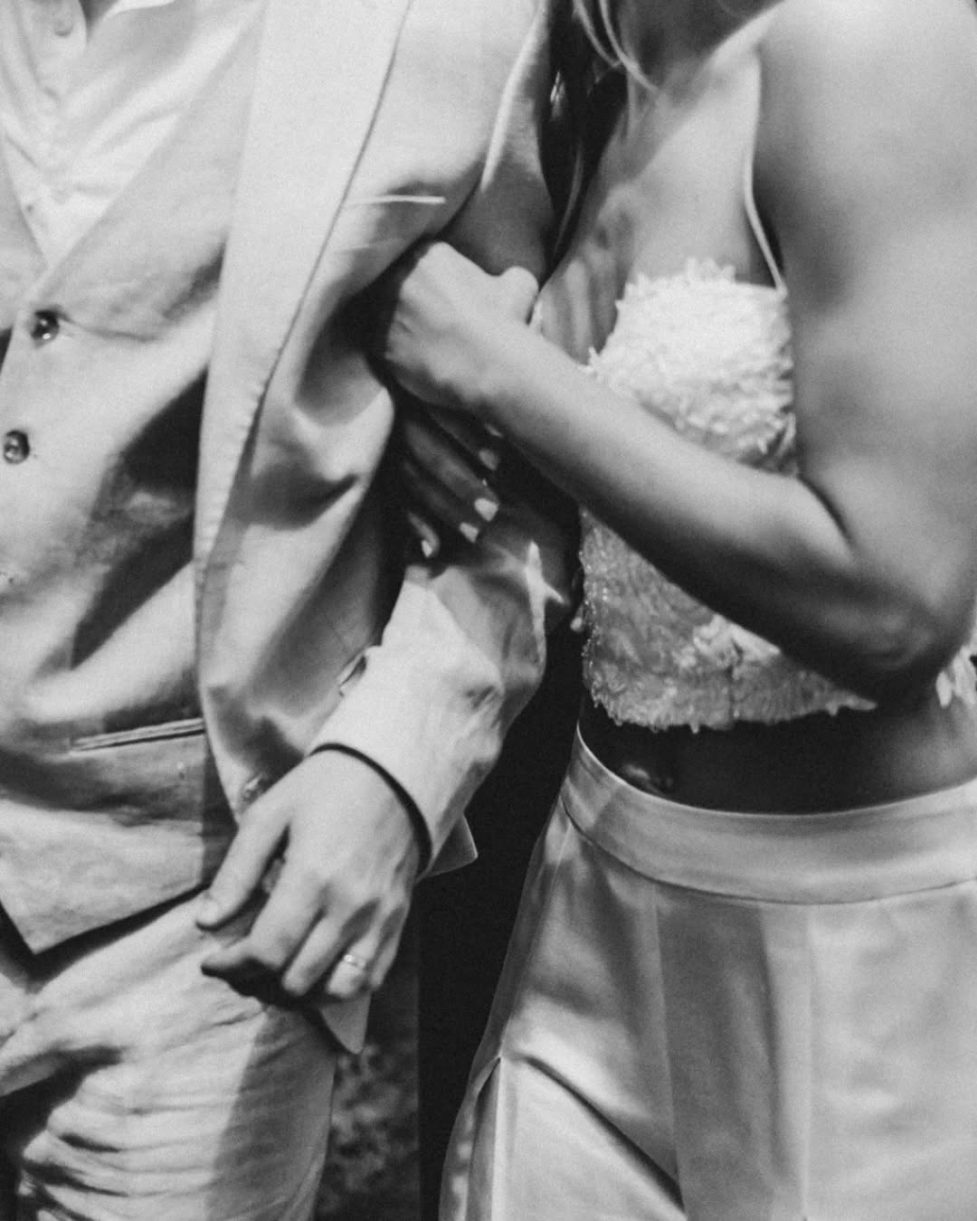 Un Caos de Amor š¤
Hay bodas y luego estĆ” esto.
Si buscan la postal perfecta, quizƔs no sea acƔ.
Este casamiento fue un caos hermoso, una tormenta de alegrĆa y abrazos que no pedĆan permiso.
No vinimos a posar para la eternidad; vinimos a fundirnos en el presente.
Como fotógrafos, nuestro compromiso es estar abiertos y permeables a la esencia de cada historia. Y en esta ocasión, la bĆŗsqueda no fue la toma perfecta, sino la de capturar una verdad hermosamente cruda. Esa energĆa pura que nos hizo saltar por los aires y nos dejó en las manos de los que mĆ”s queremos. A perdernos en la pista y sentir que el cuerpo se entiende con otro sin hablar, solo en la risa, en el baile, en el flash que estalla como una estrella en medio de la euforia.
Esta es la boda que se vivió: Intensa. Libre. Imperfecta, por supuesto. Y por eso, absolutamente perfecta. Un manifiesto a favor de la alegrĆaĀ indomable.
P.D. Y para los que buscan un respiro de tanta audacia, sepan que también registramos memorias mÔs serenas. Pronto podrÔn ver la calma antes de la tormenta.
Alan & Juli 20-11-25
@julietaludin
En @chui.ba
@creo.eventos
@san_villordo
@re.mkp
@federicosafdie
Gracias al equipo de lujo que me acompañó esta noche tan mÔgica
@alanpaulmd @phviolereyfotografia