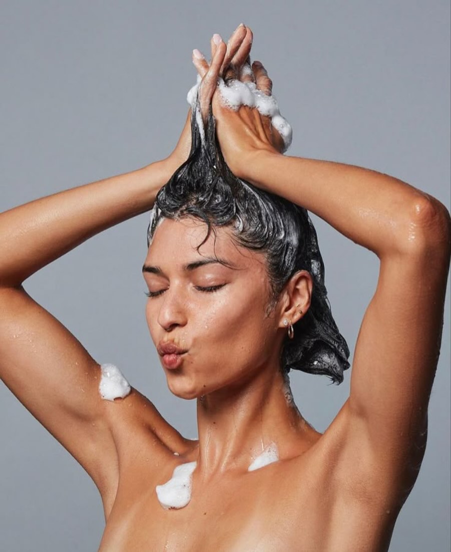 Em 2026, sua rotina capilar ganha um novo capítulo. Selecionamos três lançamentos de haircare que chegam com fórmulas avançadas, texturas sensoriais e aquele resultado de salão que faz toda a diferença no dia a dia.
De brilho espelhado a força e crescimento, passando por rituais completos de nutrição, essas novidades já estão entre as mais comentadas do ano.
Quer descobrir qual delas combina mais com o seu cabelo? Confira a matéria completa no link da bio.
#haircare #lançamentos2026 #cuidadoscapilares #beautynews #hairtrends