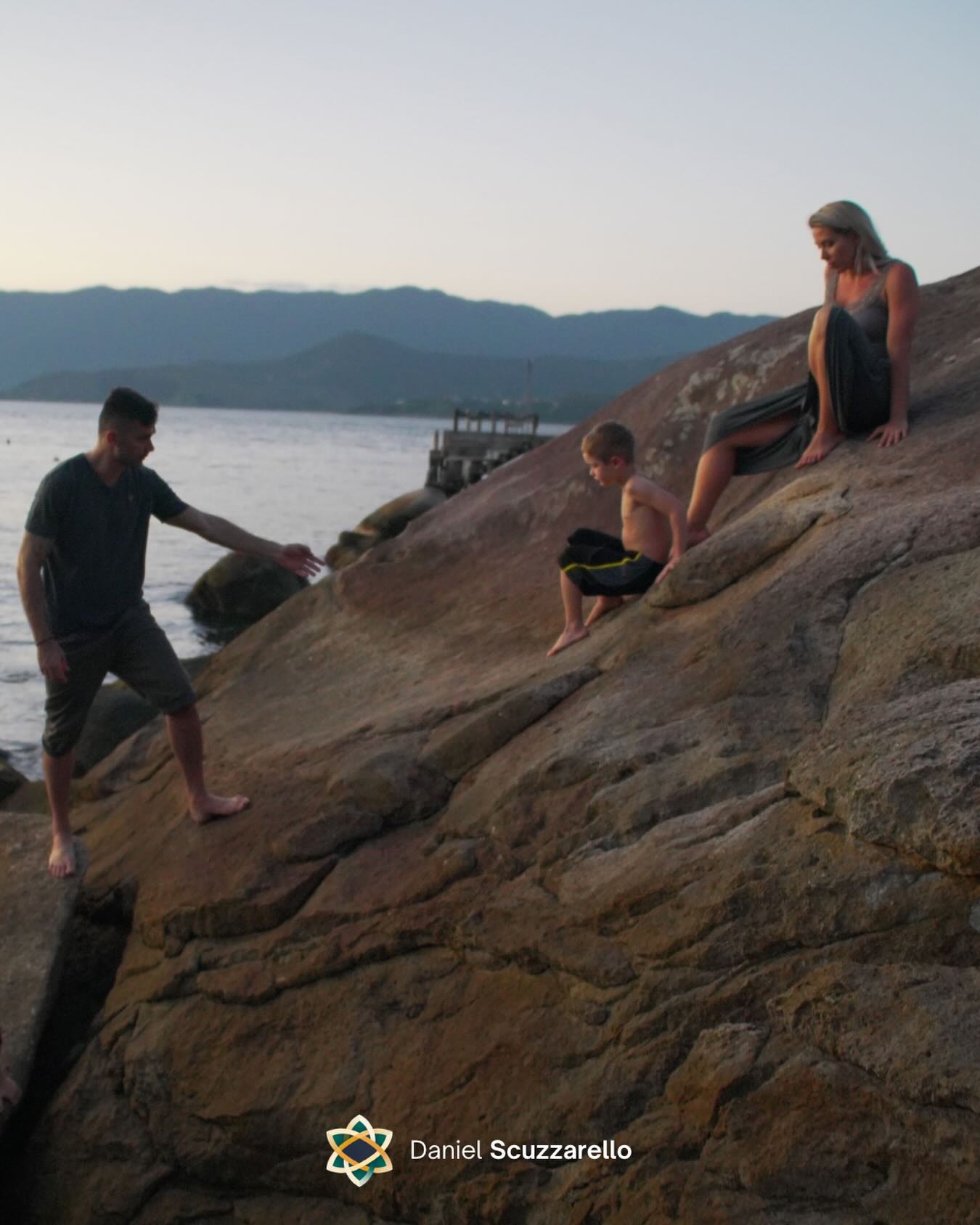 Se liderança exige direcionamento, assertividade, decisões rápidas e grandes responsabilidades… onde entra a humildade nessa equação?
Humildade e confiança não se anulam — pelo contrário. Ser humilde significa reconhecer seu valor, saber o impacto que você gera no time e não precisar provar isso o tempo todo. Isso exige coragem.
A presença executiva nasce da sua capacidade de inspirar confiança — e confiança não se impõe, não se declara… se constrói, silenciosamente, ao longo do tempo.
Muitas vezes, aquela pessoa que precisa estar sempre no centro das atenções, que fala mais do que escuta, que entrega além da conta buscando aprovação, está agindo a partir de inseguranças antigas. E, infelizmente, esse comportamento ainda é confundido com liderança.
Se uma liderança não tem empatia, não coloca o time e a visão maior acima das próprias prioridades… é melhor manter distância.
Porque liderança, de verdade, é ter coragem de abrir caminho — e ajudar outras pessoas a encontrarem o delas.
#mindset #lider #lideranca #pessoas #gestao #liderancaconsciente #mentoria #breathwork #quantumflow