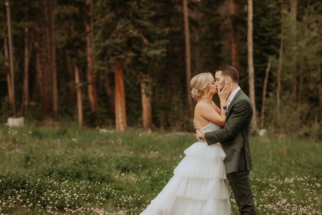 Planning a Colorado mountain wedding and wondering about, well…. everything else? What’s there to do? Where to stay? Is anything open past 9pm? 👀 We rounded up the best towns for activism hotels, nightlife, rehearsal dinners, welcome parties & more. Read the full list on our blog. Link in bio 🔗 photo 1: @mallorywilliams photo 2: @silkandsagefilms photo 3: @caitlynharrisphotography #coloradomountains #mountaintowns #thingstodo #weddinglook #weddingweekend