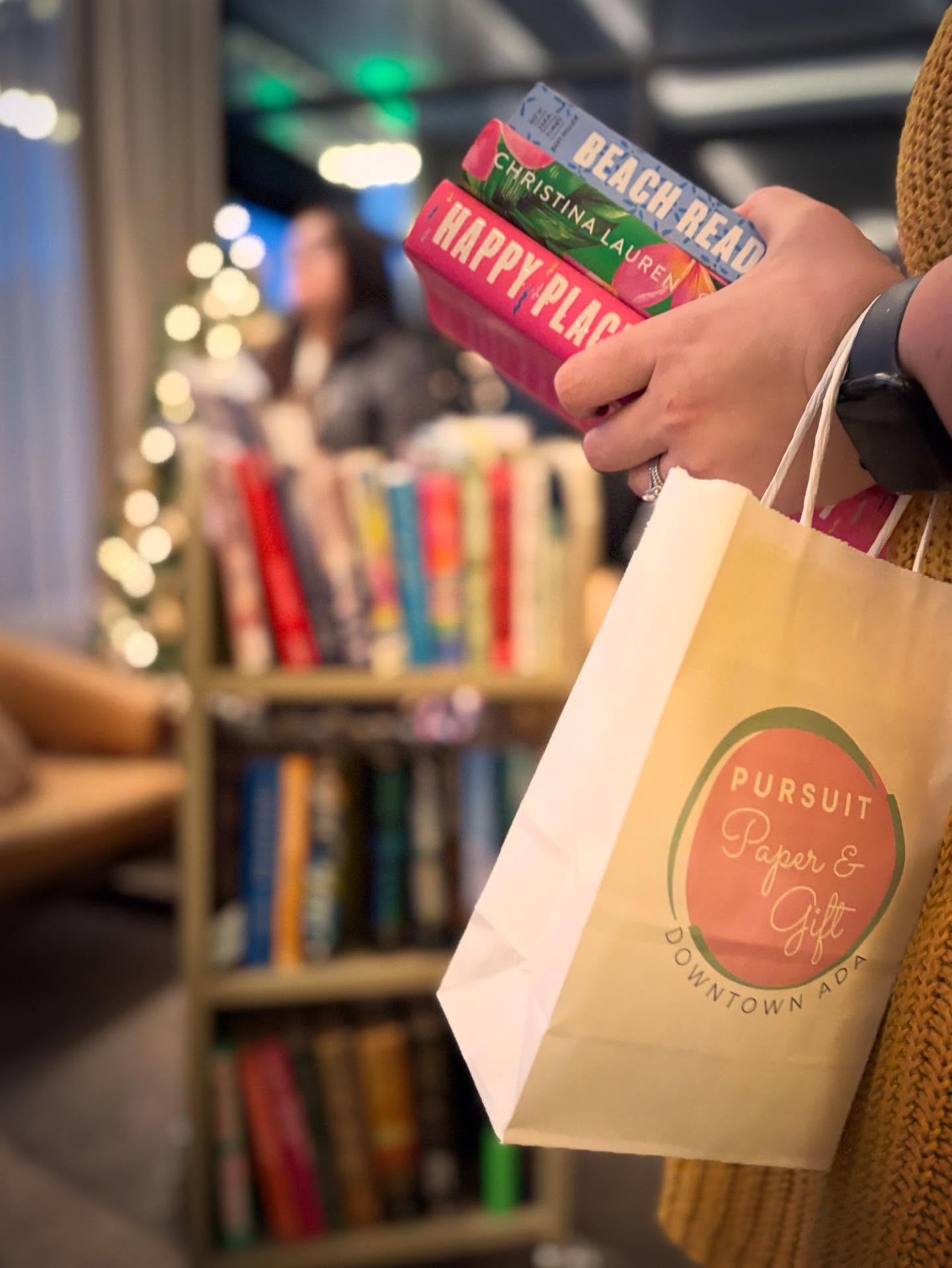 A huge thank you to everyone who came out for Ada Women’s Night yesterday and to @theadahotel for hosting our little @adalibraryfriends pop-up bookshop. We had such a cozy evening chatting books and can’t wait for the next one! 💃🏻📚😍
#adawomensnight