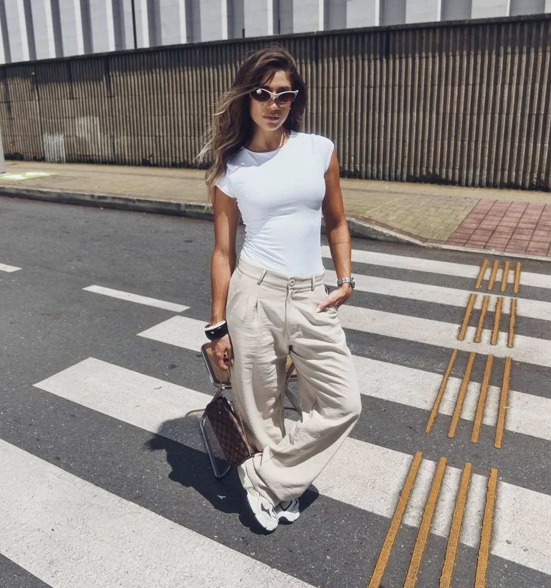 Un infaltable en el clóset de cualquier FiberGirl🤍 un pantalón perfecto para estilizar de la@manera que necesites, en un color perfecto; versátil y cómodo