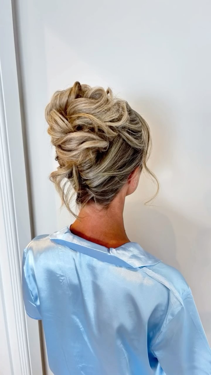 Updo’s are trending again ladies!!
I love creating gorgeous updos and this season we’re seeing the modern Pam Anderson updo which I love.
Stay tuned for pretty hair inspo coming your way.
#pamanderson #pamandersonhair #bridalupdo