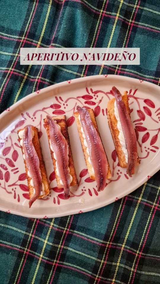 El aperitivo más fácil del mundo… pero con sabor a Navidad ✨
En mi casa, este bocado vuela. Algo tiene la mezcla de brioche calentito, mantequilla con ajos confitados y anchoas buenas que hace que la mesa se quede en silencio durante tres segundos… y luego desaparezca todo 😂.
Para hacerlo solo necesitas:
🧈 mantequilla (5–6 cucharadas soperas)
🧄 1 cabeza de ajos y media
🍞 pan brioche en rebanadas
🐟 anchoas de calidad
✨ sal en escamas
🫒 AOVE
Aplastas los ajos, los confitas a baja temperatura, mezclas con mantequilla en pomada y sal… lo pones sobre el brioche tostado y rematas con una anchoa. Tan sencillo. Tan delicioso. Tan Navidad.
Ajos confitados:
Airfryer: 140° durante aprox 25 min
Horno: 150° aprox 35 min
🔸 No debe calentarse porque la mantequilla se derrite y la anchoa podría llegar a cocinarse ligeramente.
🔸 Se toma en frío y se monta justo antes de consumir.
¿Qué puedes adelantar?
– El brioche sí puedes tostarlo con antelación.
– La mantequilla también se puede preparar antes: aguanta 1 semana en la nevera sin problema.
Para servirla como en el vídeo:
Sácala de la nevera 40–50 minutos antes para que esté a temperatura ambiente y puedas colocarla perfectamente.
Si solo la vas a untar, no hace falta tanto tiempo de atemperado.
Si buscas aperitivos fáciles, ideas para cenas de Navidad o recetas que de verdad hagan “wow” sin complicarte… guarda este reel y pruébalo 🤍✨
#aperitivosdenavidad #recetasnavideñas #anchoas #brioche #ajosconfitados