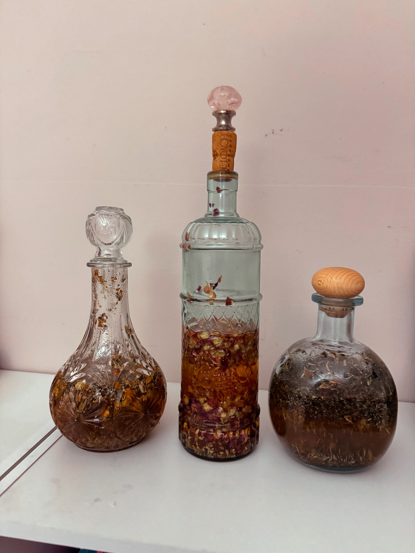 ✨The Art of Alchemy ✨
This evening I took part in a workshop tailored towards learning more about herbs and alchemy.
For the past few months I’ve had such a privilege of surrounding myself with beautifully talented makers who inspire me each and every time I encounter them or their products.
Learning more about herbs and how to properly go about infusing them into oils, teas, and tinctures was so rewarding. Knowing that all around us we have these natural ingredients that hold so many fulfilling properties.
Looking forward to seeing how my creations turn out ✨🦋🌿