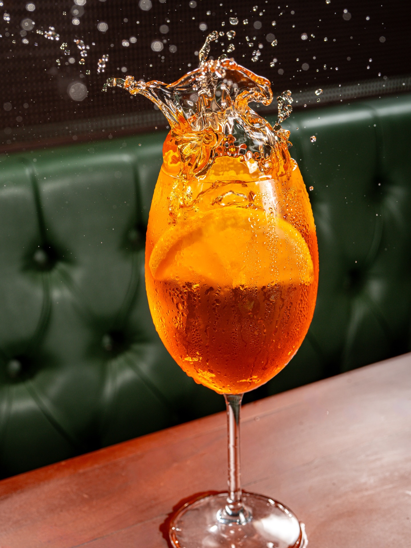 Splash no Aperol Spritz do Cuma @cumabrasilia , foto feita com um clique. Arrasta pro lado pra ver como fiz.
#fotografodecomida
#splash
#drinks
#aperolspritz