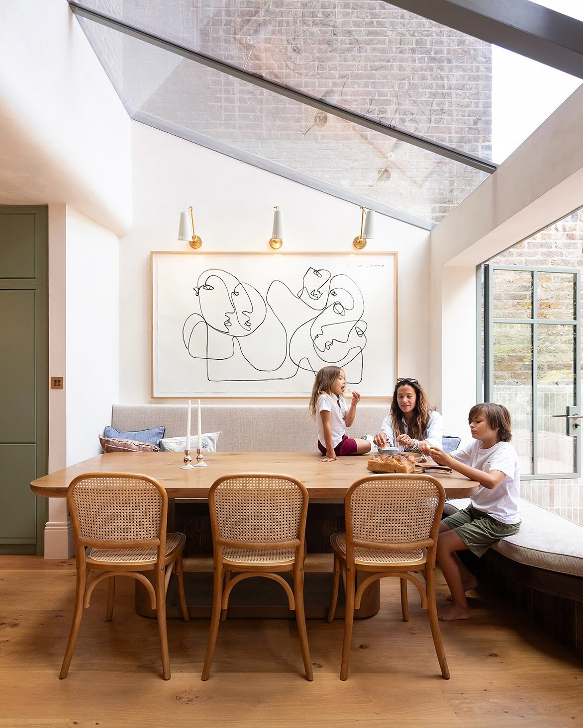 Dining Space | Portobello Townhouse
A place for formal eating, informal eating, garden interaction, family fun, watching the activity of the stair in the double height space and everything else life brings or throws…the centre of the house.
📷 @adamscottimages
Interior Design - @amelia.gallen.interior.design
Interior Styling - @studiostreeter
Contractor - HL Workshop
Kitchen - @apronkitchens
Oak Flooring - @provision_se1
#woodrowvizor #londonhouse #londonhomes #architecturalphotography #houseandgarden #terracedhouse #portobelloroad #nottinghill #interiorinspo #designinspo #dining #diningroom #diningtable #diningchair #diningroomdesign #interiors