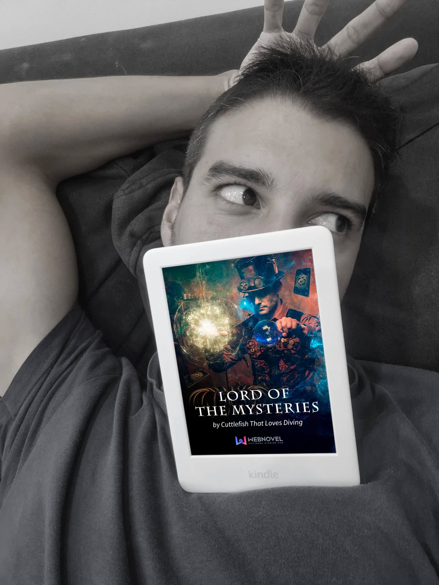 “Somos guardianes, pero también un montón de miserables desgraciados que luchan constantemente contra los peligros y la locura” 🥲
En este momento solo puedo pensar en una sola palabra para describir lo que me pareció esta #webnovel, y es: "EXTRAORDINARIA"
Es adictiva y me sorprende que 213 capítulos se me pasaran volando, aunque admito que en algunas ocasiones se me hizo un poco lenta, ¡pero era necesario! Y eso no le restó valor a la obra, porque el autor toma esos momentos para desarrollar un universo bastante rico y complejo: historia, geografía, economía, política, religión, un sistema de magia que me voló la cabeza, y unos personajes que terminaron por ganarse todo mi afecto, como mi querido Klein, un protagonista increíble que se hace llamar “guerrero del teclado” y que posee un gran carisma; es bastante astuto y con una gran sed de conocimiento, además que me encanta su forma de desenvolverse en ese mundo al que ha transmigrado.
Hay tanto que decir sobre esta novela, pero vamos a lo básico: La narración se me hizo algo pesada, pero poco a poco me fui adaptando, y es que una vez sumergido en el mundo de los Beyonders, no hubo vuelta atrás, porque estaba decidido a descubrirlo todo, especialmente, el sistema de magia, ya que éste se basa en pociones que con cada formula y cada secuencia a la que asciendas, te acerca a ser como uno de los dioses que lideran las 22 rutas de la divinidad. Pero beber esas pociones tienen un gran riesgo, así que no todo es de color rosa.
El final de este 1er volumen es épico, un poco revelador y completamente devastador; me dejó con el corazón en las manos y un increíble deseo por seguir esta aventura, que promete expandir aún más este universo y el posible cruce de algunos miembros del club del tarot.
Transmigración, un nuevo mundo, organizaciones secretas, magia, entidades cósmicas que no deben ser mencionadas, una guerra entre iglesias y muchísimos misterios por resolver. Este libro me lo dio todo y me dejó en claro que aquí el conocimiento es poder y la locura es el precio, que no se trata de ser el héroe mas fuerte, sino del que sobreviva más tiempo.
#LordOfMysteries