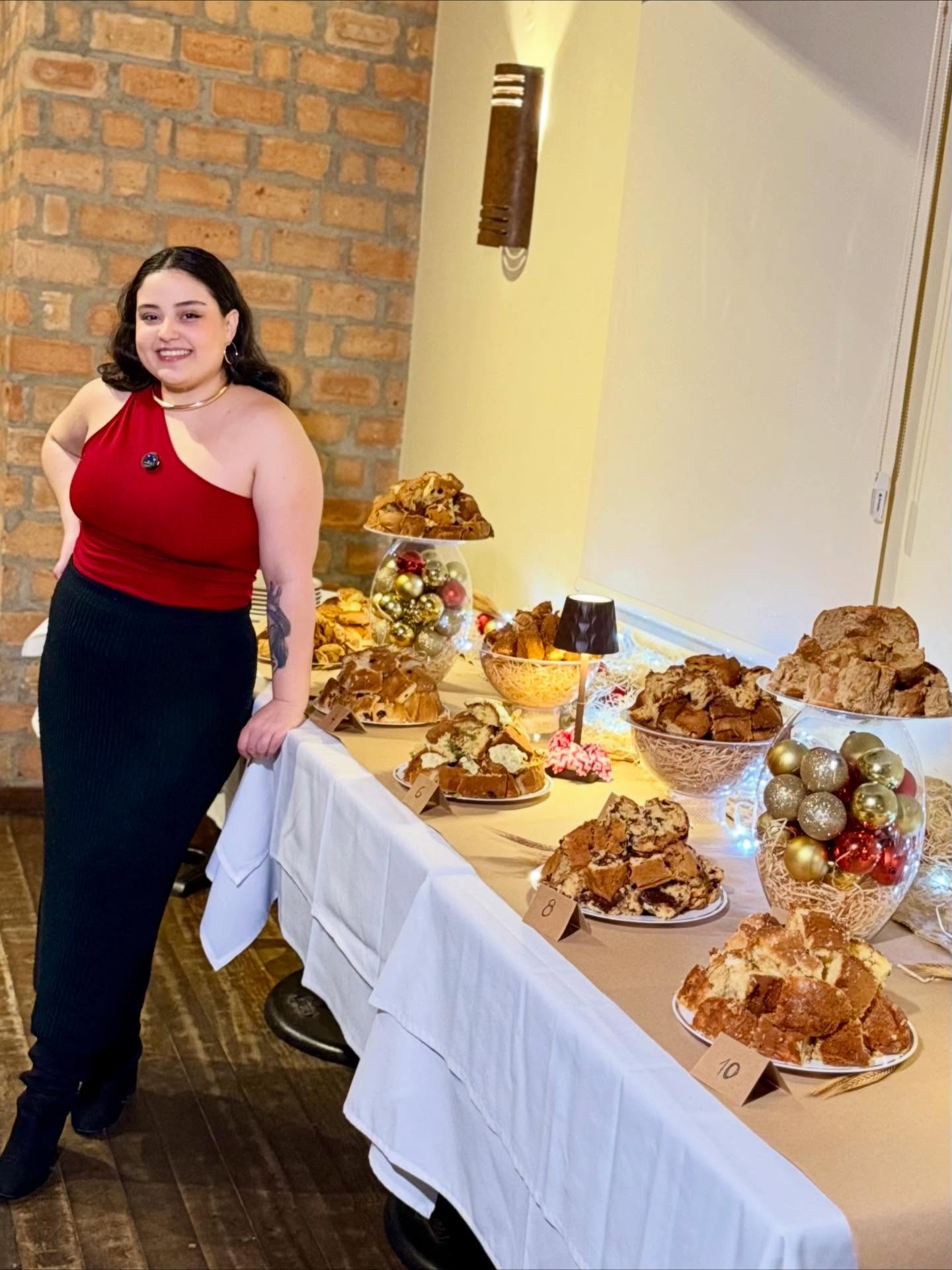 Um registro cheio de carinho do nosso primeiro Backstage Tasting! aquele tipo de encontro que a gente guarda na memória.
Entre conversas, risadas, taças servidas e muitas colheres mergulhando em massas fofinhas, percebemos que começamos algo especial.
Foi lindo ver a mesa ganhando vida, sentir a curiosidade dos jurados a cada degustação às cegas e dividir descobertas que só acontecem quando a gente se reúne em volta do sabor.
Obrigada a todos que estiveram com a gente nessa estreia e aos parceiros que acreditaram na ideia desde o começo.
Deu gosto começar assim.
O ranking completo e o panetone que levou o ouro estão no link da bio
Video e Fotos: @reflexodoamor.storymaker
#BackstageTasting #panetone #natal2025 #degustacao #evento #panetone2025 #tastingexperience